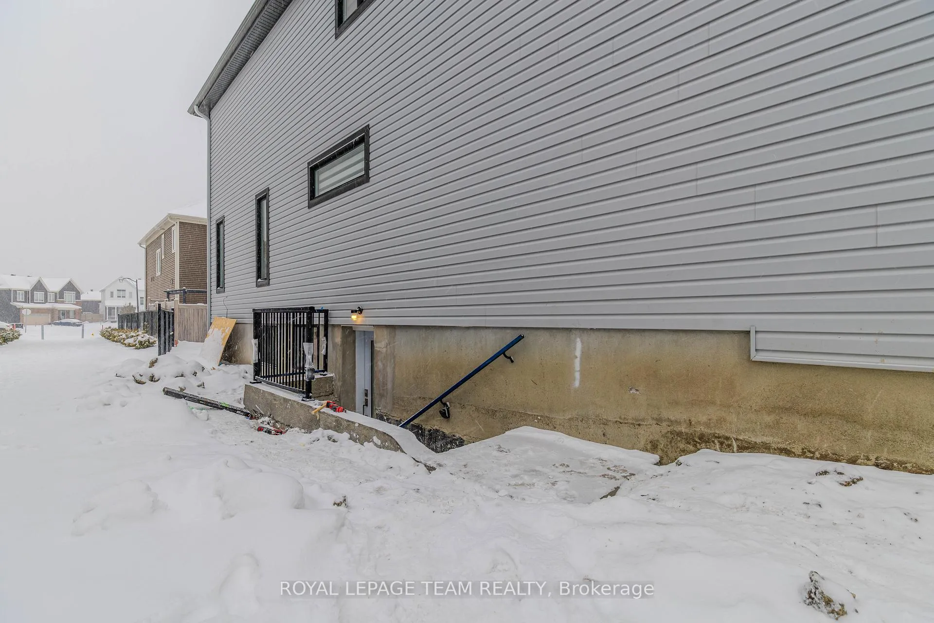 Photo 2 of Unit B, 142 Lumen Place, Ottawa, Chapel Hill South - Orleans Village — HOMEH