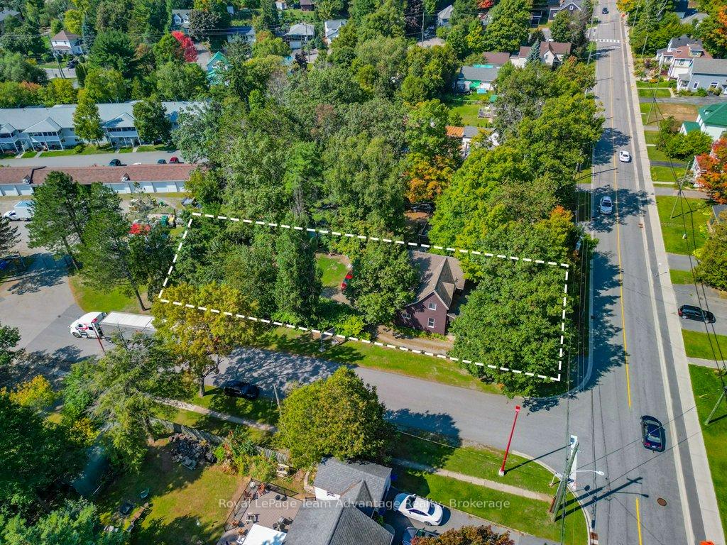 Photo 4 of 32 Waubeek Street, Parry Sound — HOMEH