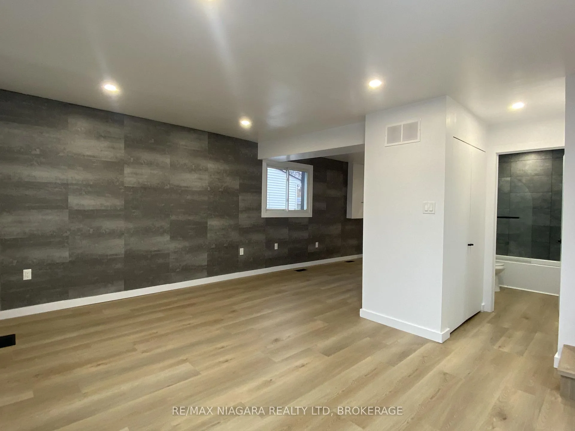 Photo 3 of 6159 Cadham Street, Niagara Falls, Arad/Fallsview — HOMEH