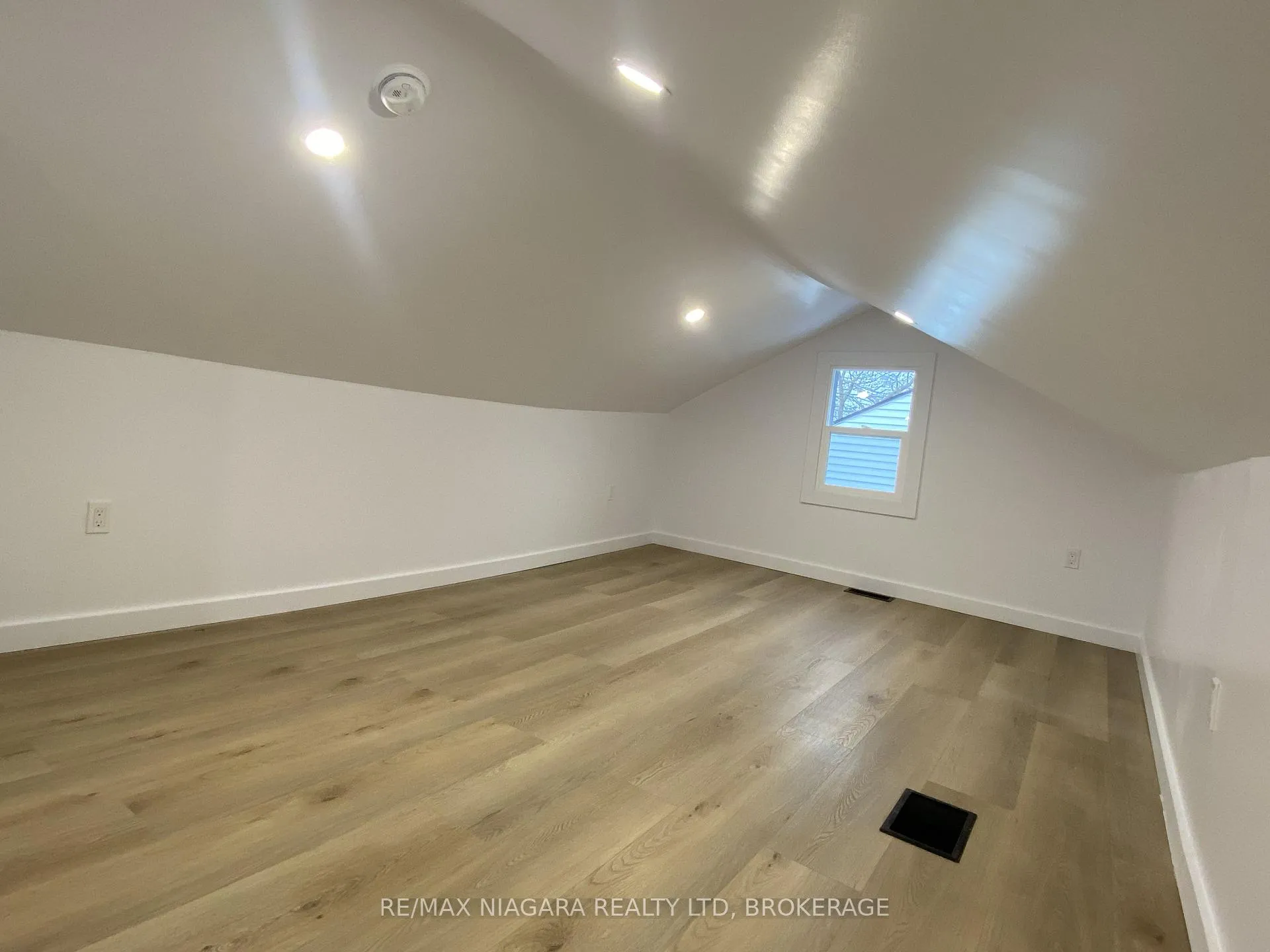 Photo 14 of 6159 Cadham Street, Niagara Falls, Arad/Fallsview — HOMEH