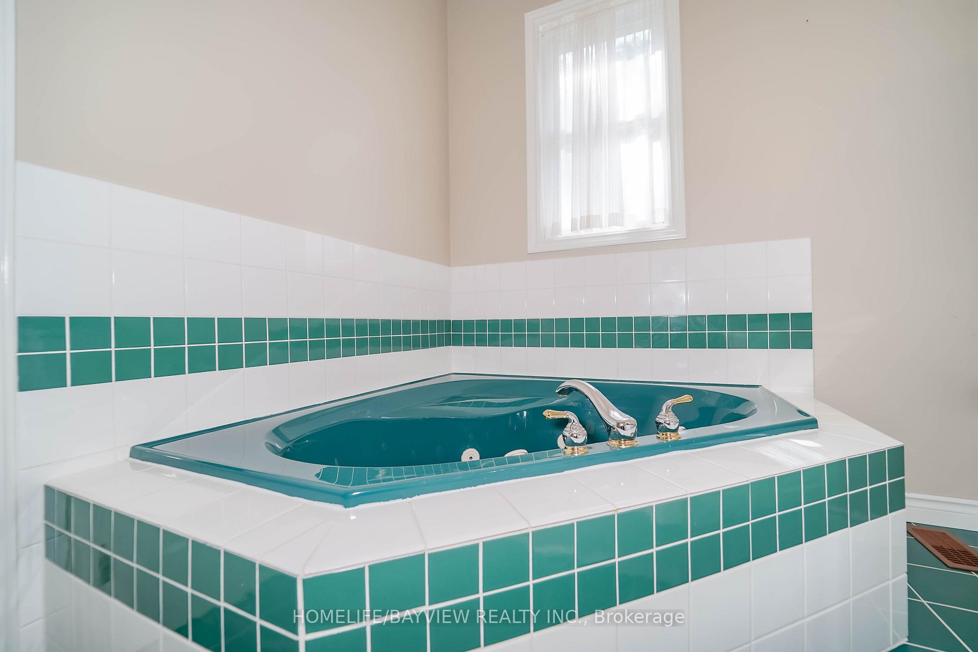 Photo 23 of 29 Alpine Way, Oro-Medonte, Horseshoe Valley — HOMEH