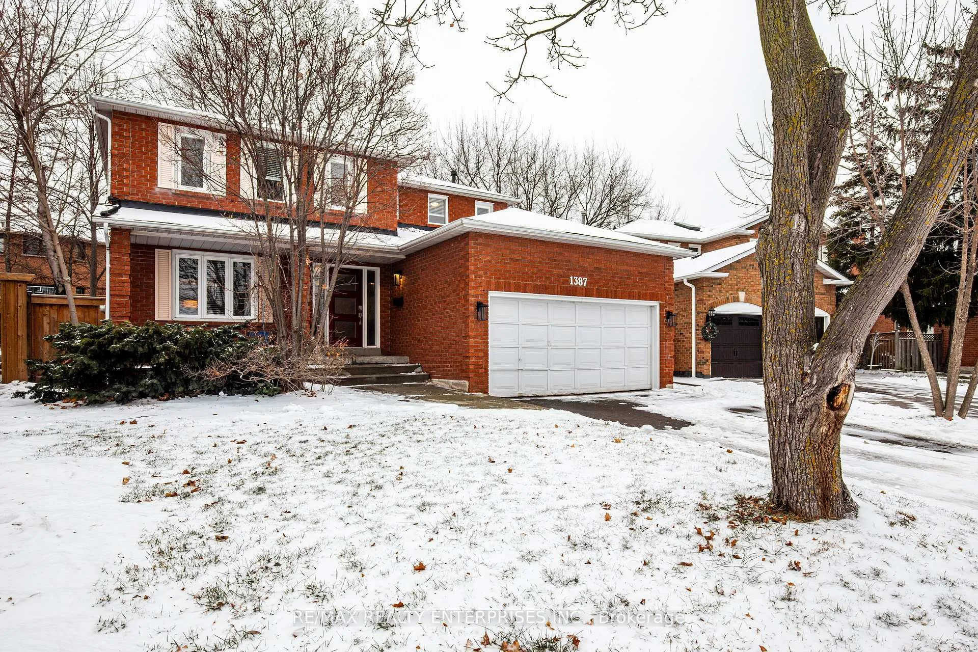 Photo 2 of 1387 Chedboro Crescent, Oakville, Clearview — HOMEH