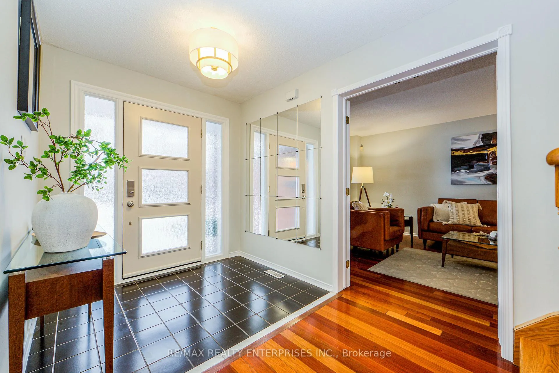 Photo 3 of 1387 Chedboro Crescent, Oakville, Clearview — HOMEH