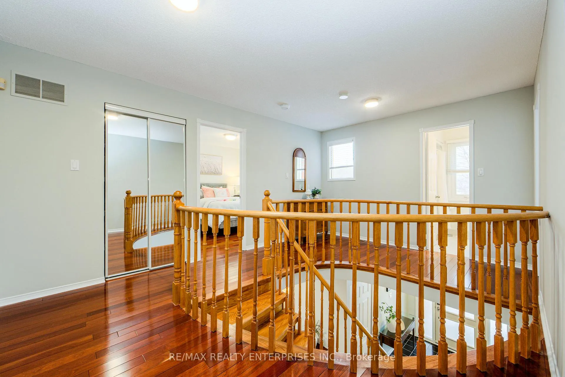 Photo 18 of 1387 Chedboro Crescent, Oakville, Clearview — HOMEH
