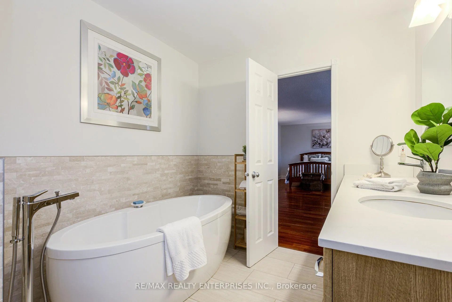 Photo 21 of 1387 Chedboro Crescent, Oakville, Clearview — HOMEH