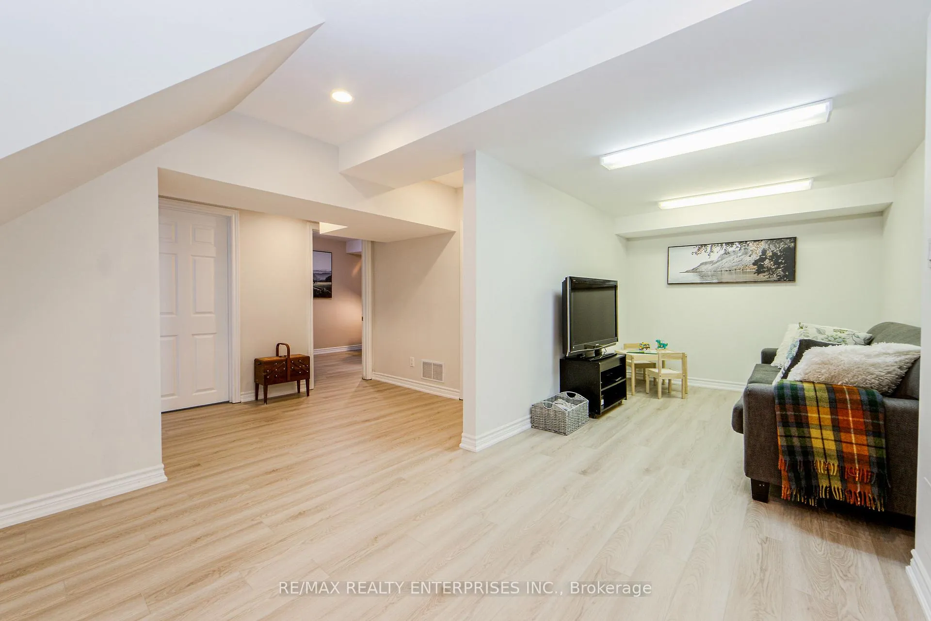Photo 28 of 1387 Chedboro Crescent, Oakville, Clearview — HOMEH