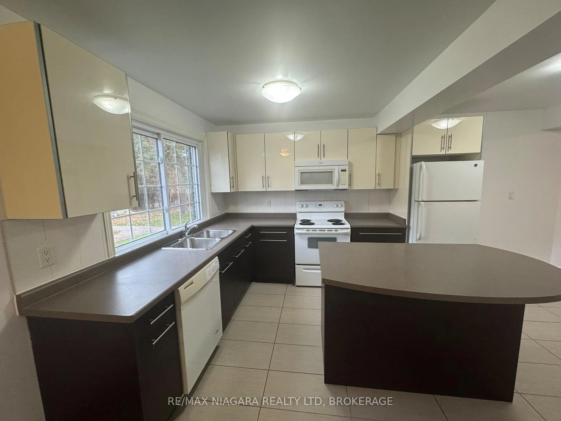 Photo 3 of Unit 8, 5852 Frontenac Street, Niagara Falls, Arad/Fallsview — HOMEH
