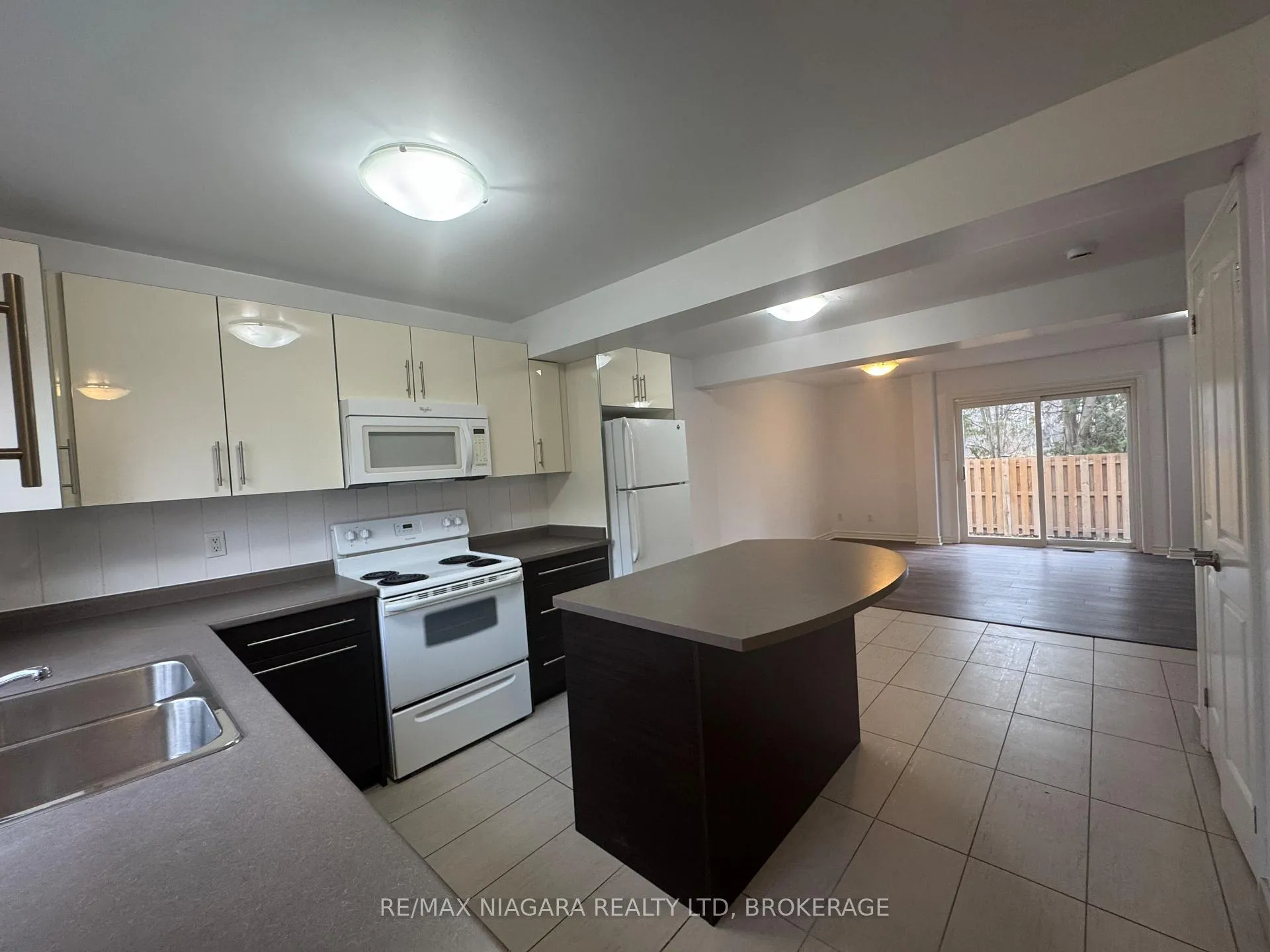 Photo 4 of Unit 8, 5852 Frontenac Street, Niagara Falls, Arad/Fallsview — HOMEH