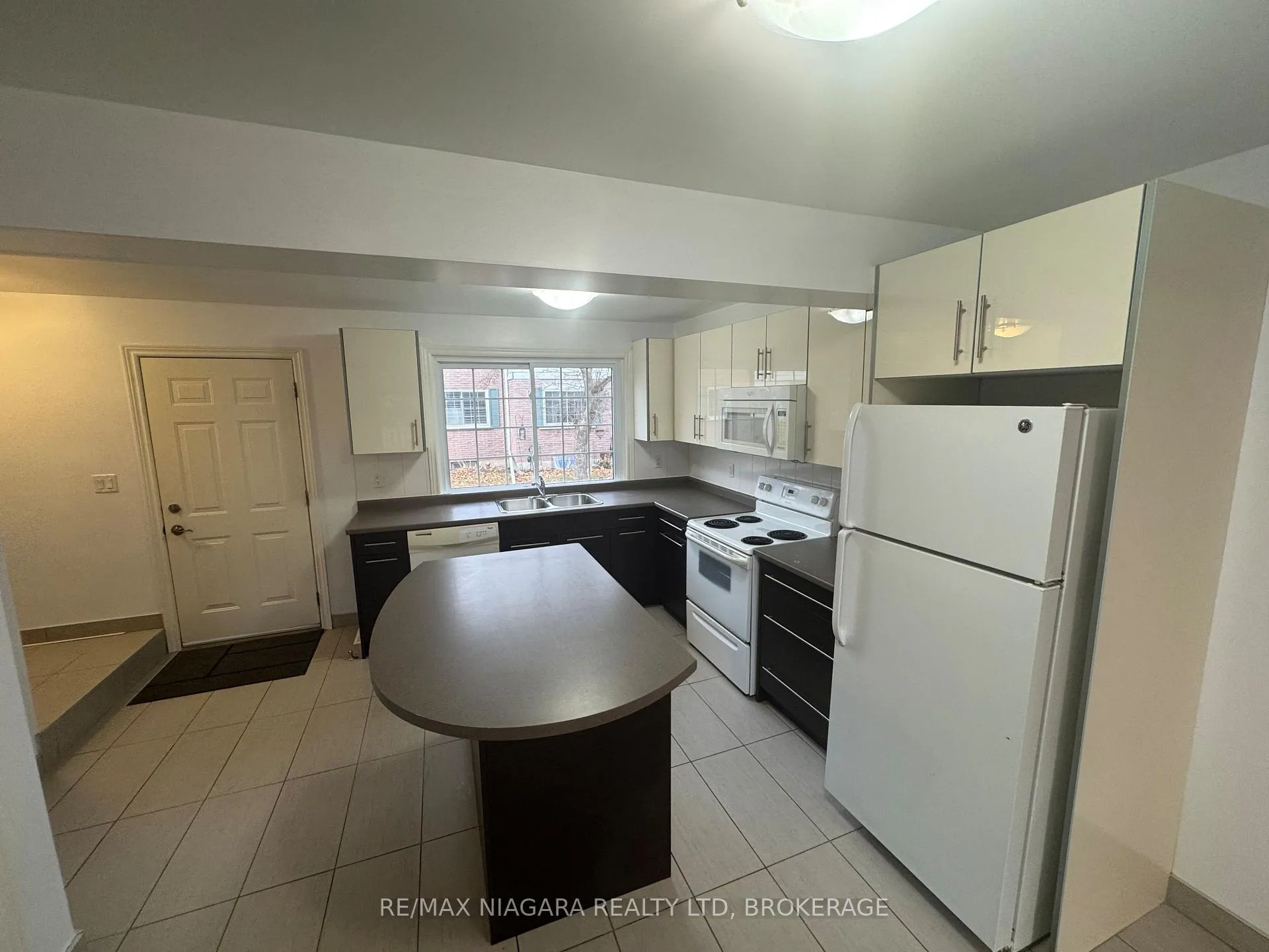 Photo 5 of Unit 8, 5852 Frontenac Street, Niagara Falls, Arad/Fallsview — HOMEH