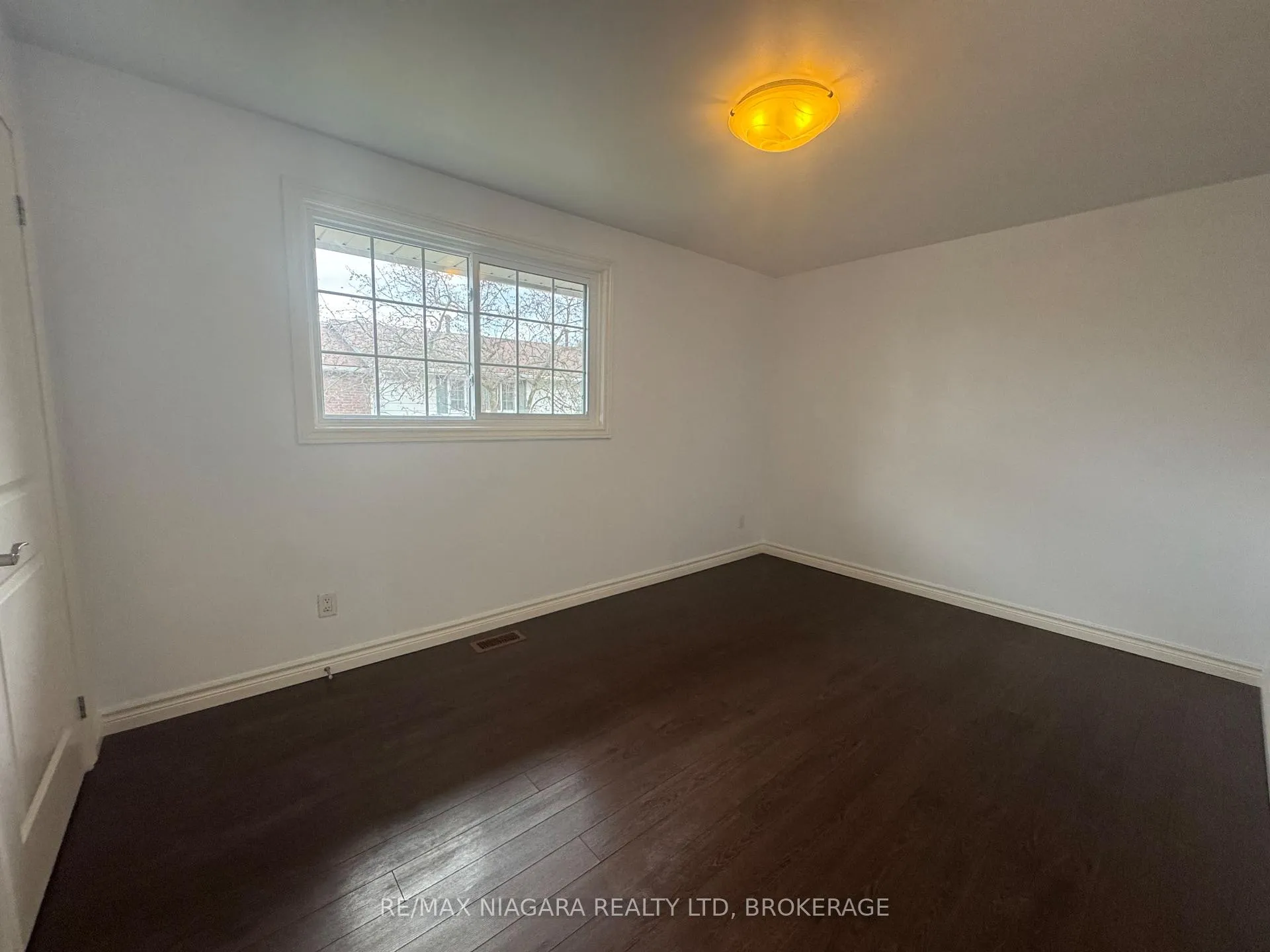 Photo 11 of Unit 8, 5852 Frontenac Street, Niagara Falls, Arad/Fallsview — HOMEH