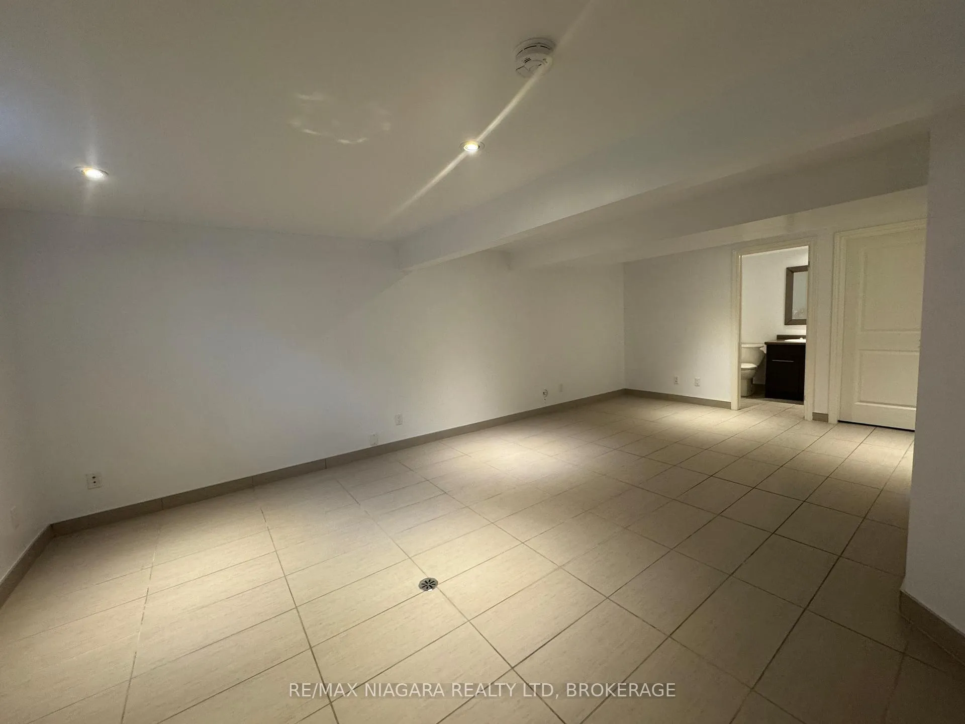 Photo 12 of Unit 8, 5852 Frontenac Street, Niagara Falls, Arad/Fallsview — HOMEH