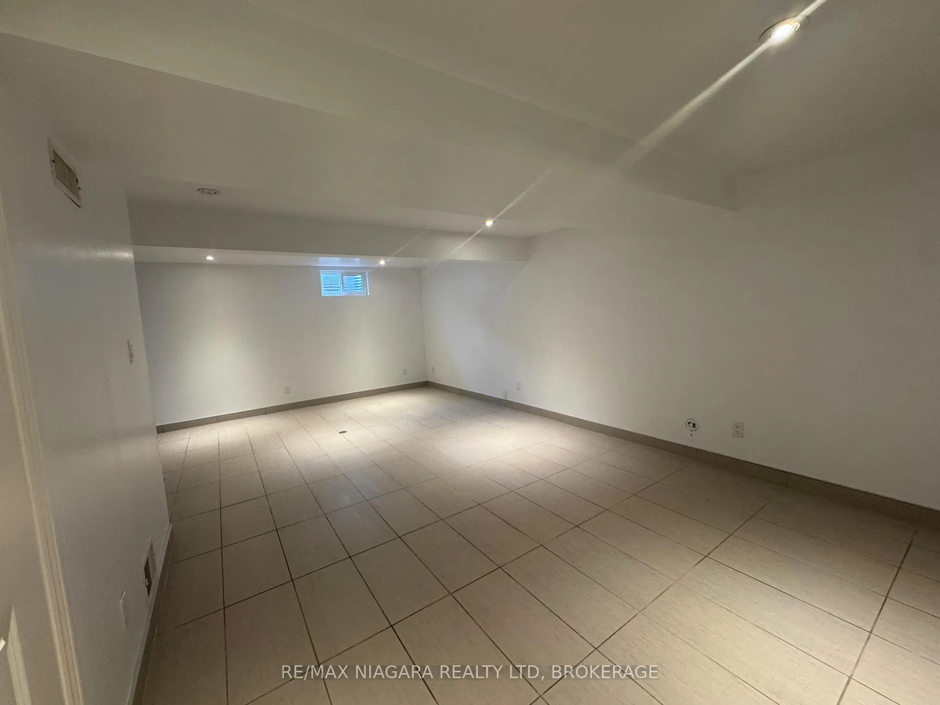 Photo 13 of Unit 8, 5852 Frontenac Street, Niagara Falls, Arad/Fallsview — HOMEH