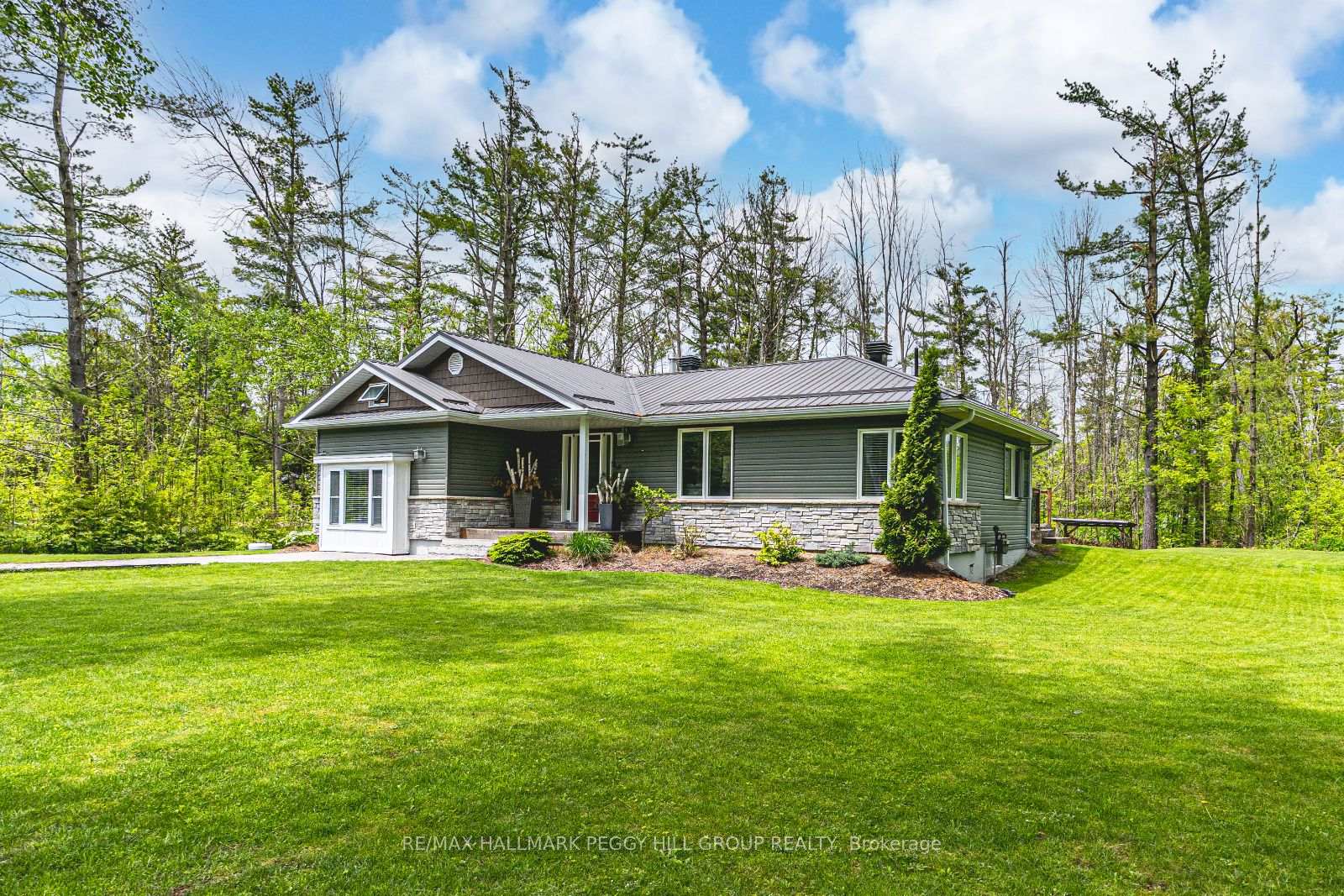 Photo 1 of 61 Grandview Crescent, Oro-Medonte, Rural Oro-Medonte — HOMEH