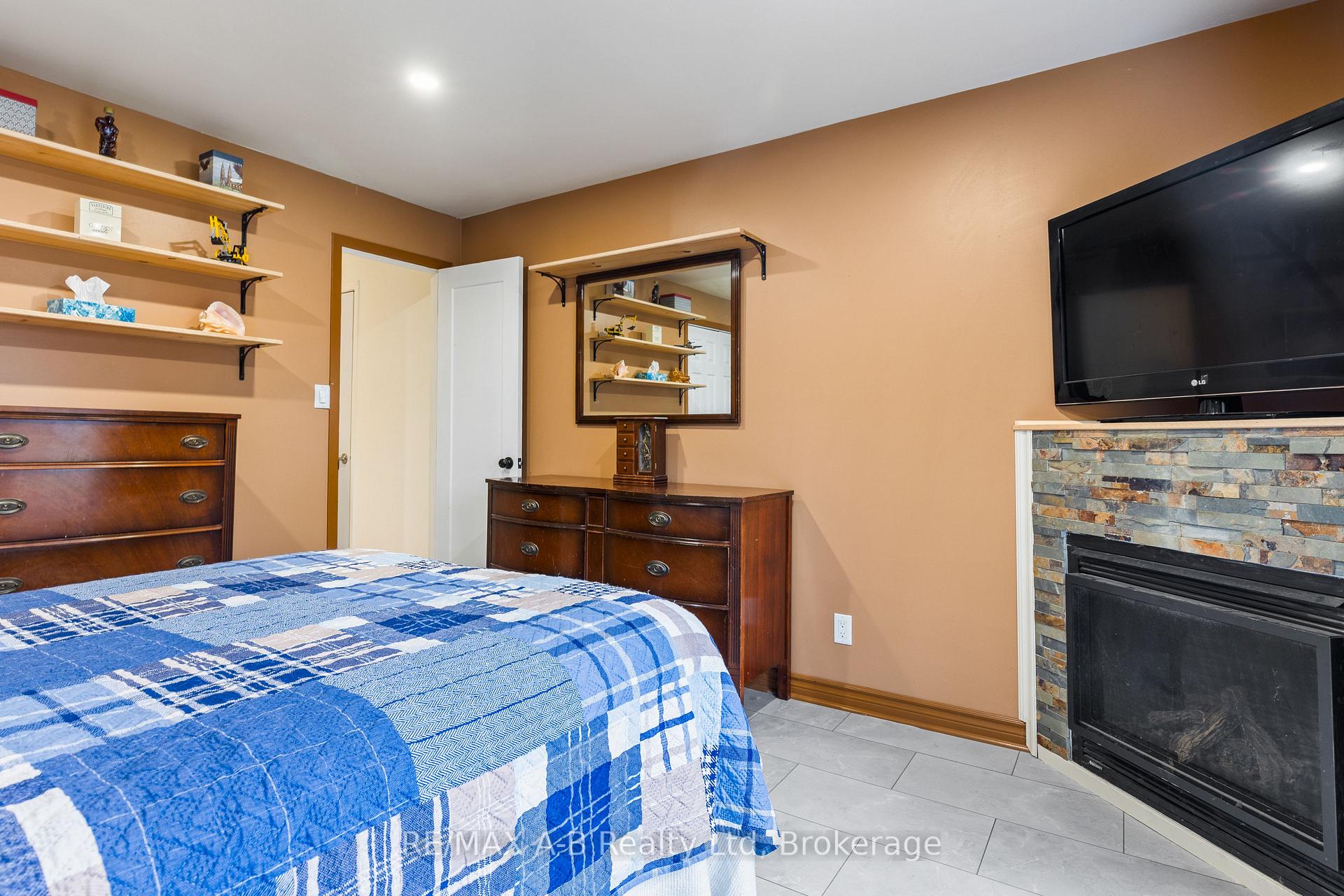Photo 19 of 191 Cedar Road, Perth East, Crystal Lake — HOMEH