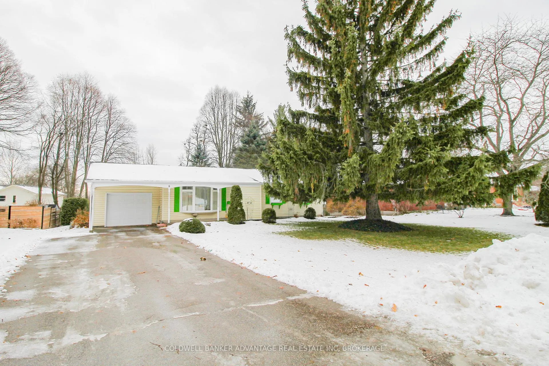 Photo 2 of 8 Bigelow Crescent, Pelham, Fonthill — HOMEH