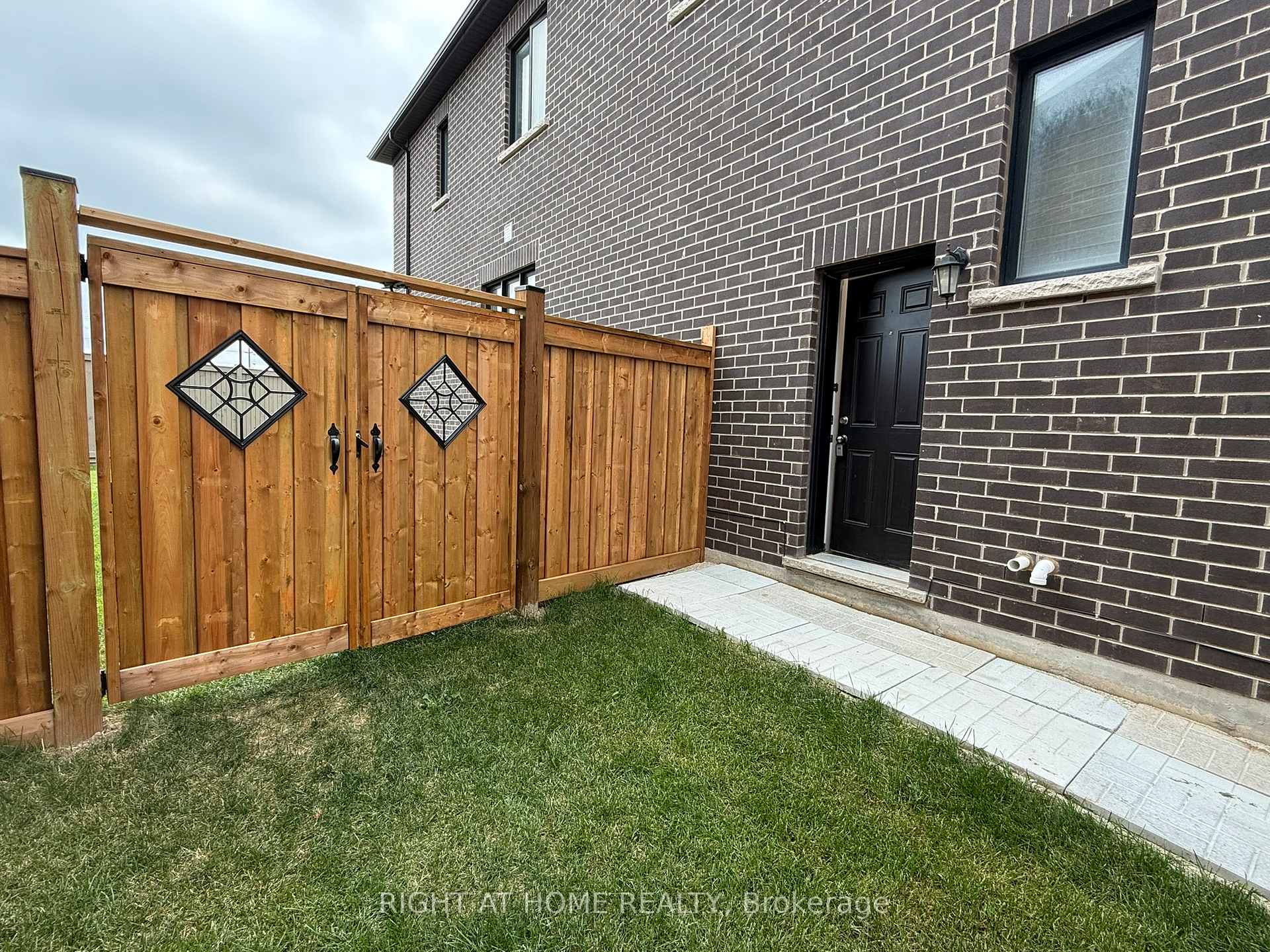 Photo 6 of 1721 Thames Cirle Circle, Milton, Bowes — HOMEH