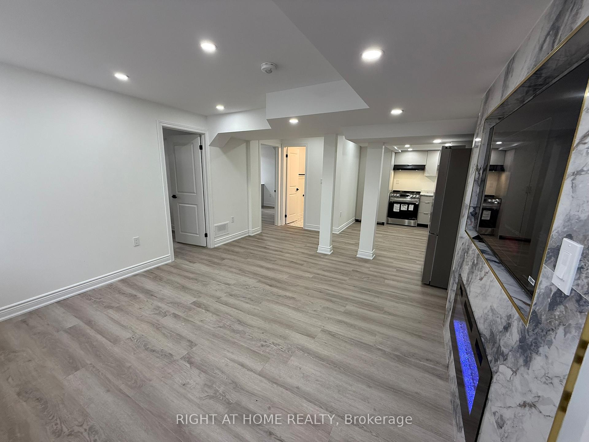 Photo 11 of 1721 Thames Cirle Circle, Milton, Bowes — HOMEH
