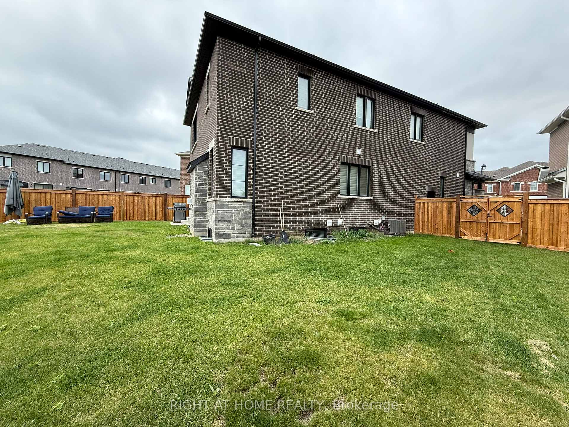 Photo 12 of 1721 Thames Cirle Circle, Milton, Bowes — HOMEH