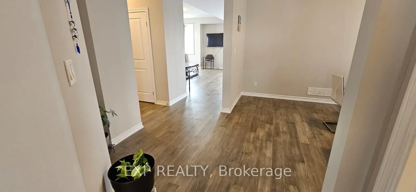 Photo 4 of 7878 Seabiscuit Drive, Niagara Falls, Ascot — HOMEH