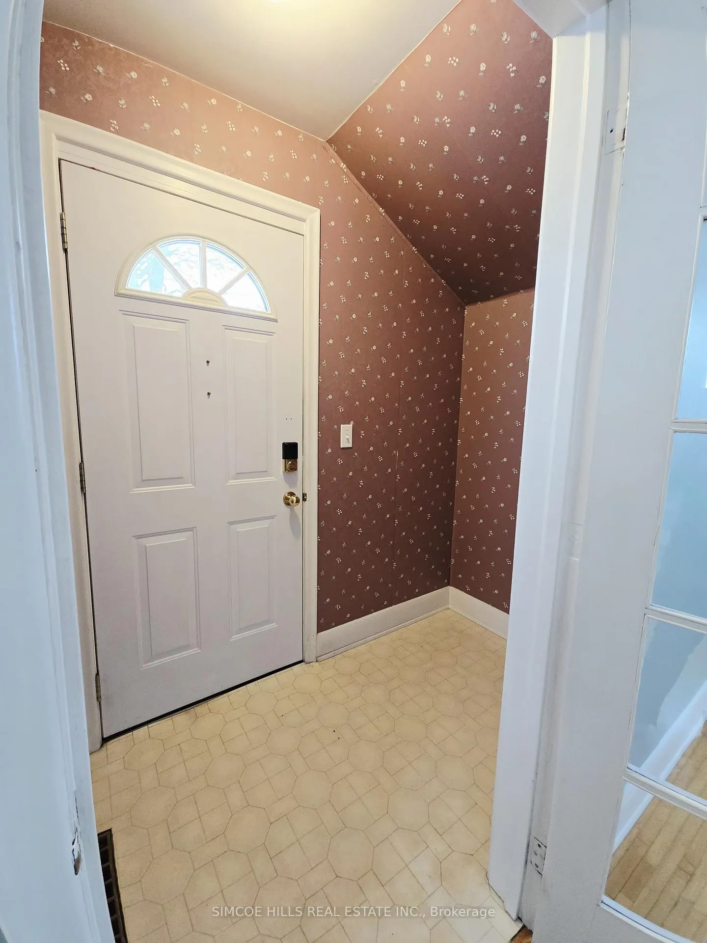 Photo 2 of 326 Harvey Street, Orillia — HOMEH