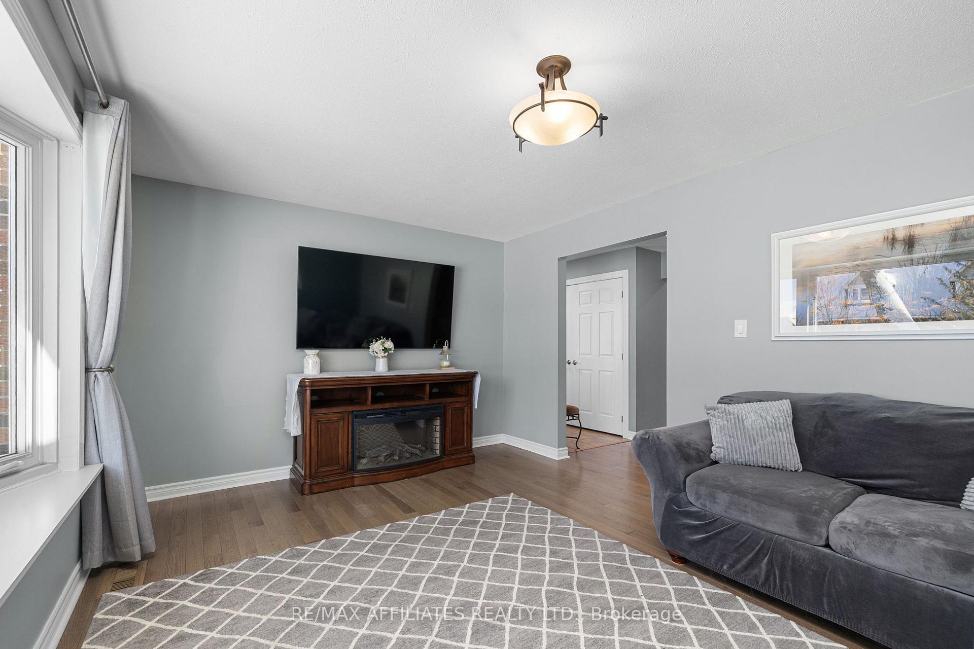 Photo 10 of 910 Borland Drive, Ottawa, Chatelaine Village — HOMEH