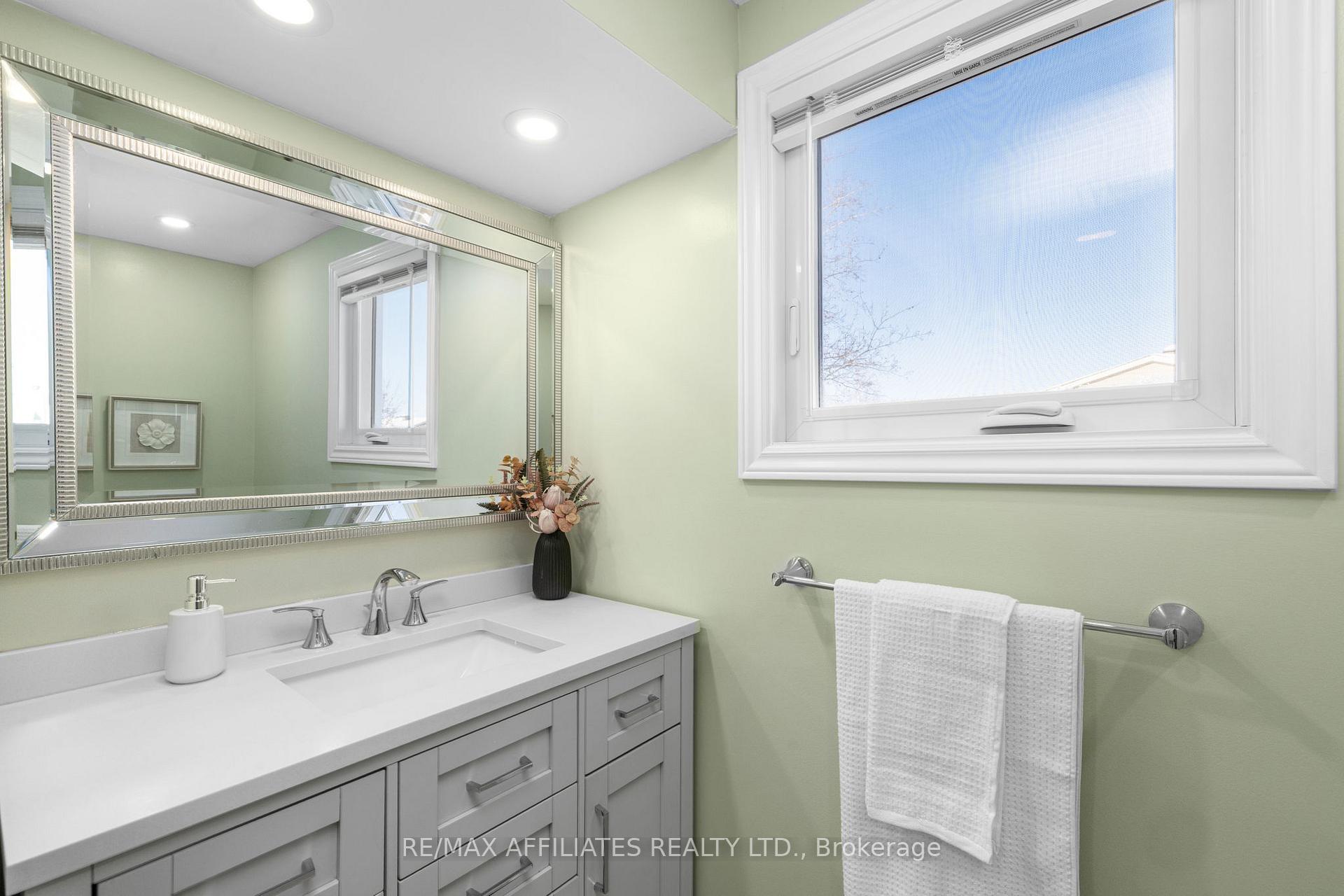 Photo 33 of 910 Borland Drive, Ottawa, Chatelaine Village — HOMEH