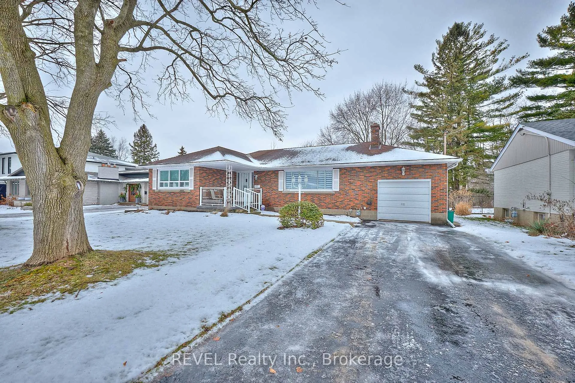 Photo 3 of 6361 Clare Crescent, Niagara Falls, Dorchester — HOMEH