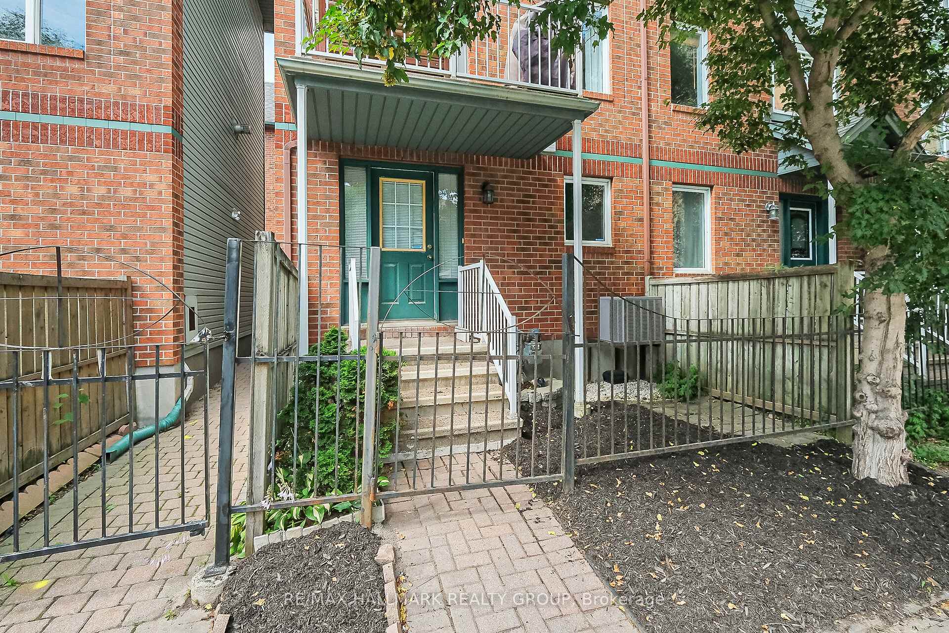 Photo 2 of 9 Radstock Private, Ottawa, Ottawa Centre — HOMEH