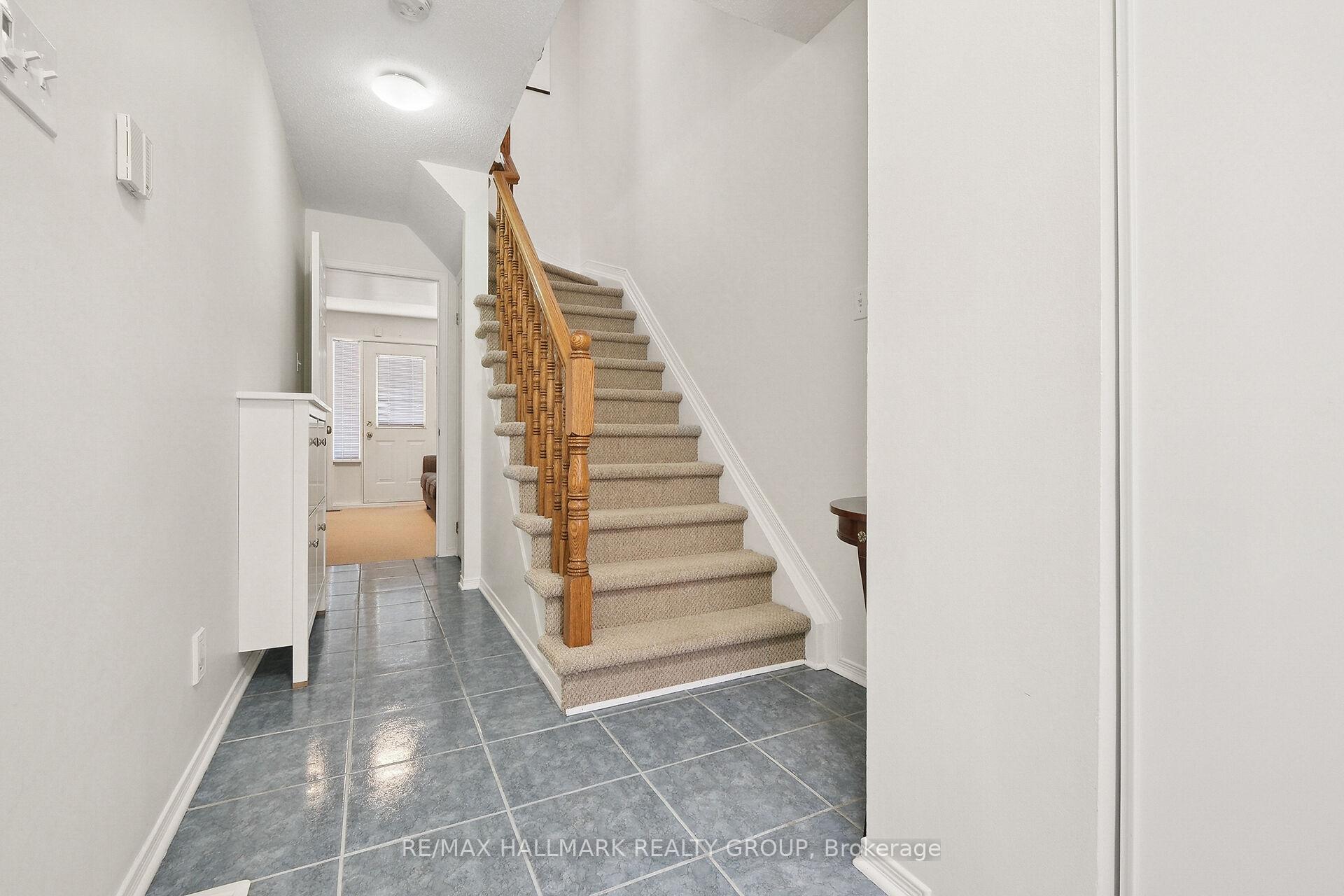 Photo 4 of 9 Radstock Private, Ottawa, Ottawa Centre — HOMEH