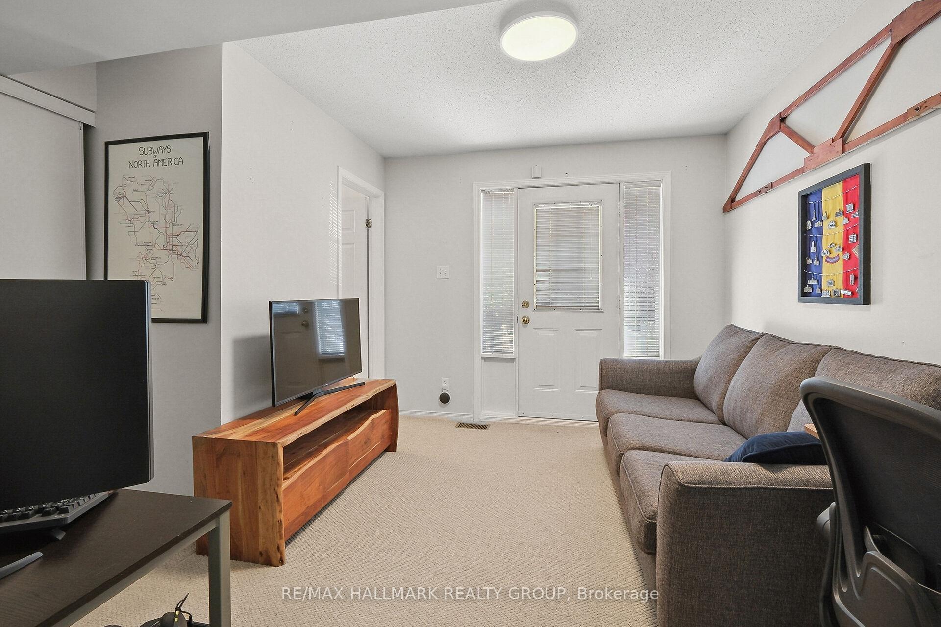 Photo 5 of 9 Radstock Private, Ottawa, Ottawa Centre — HOMEH