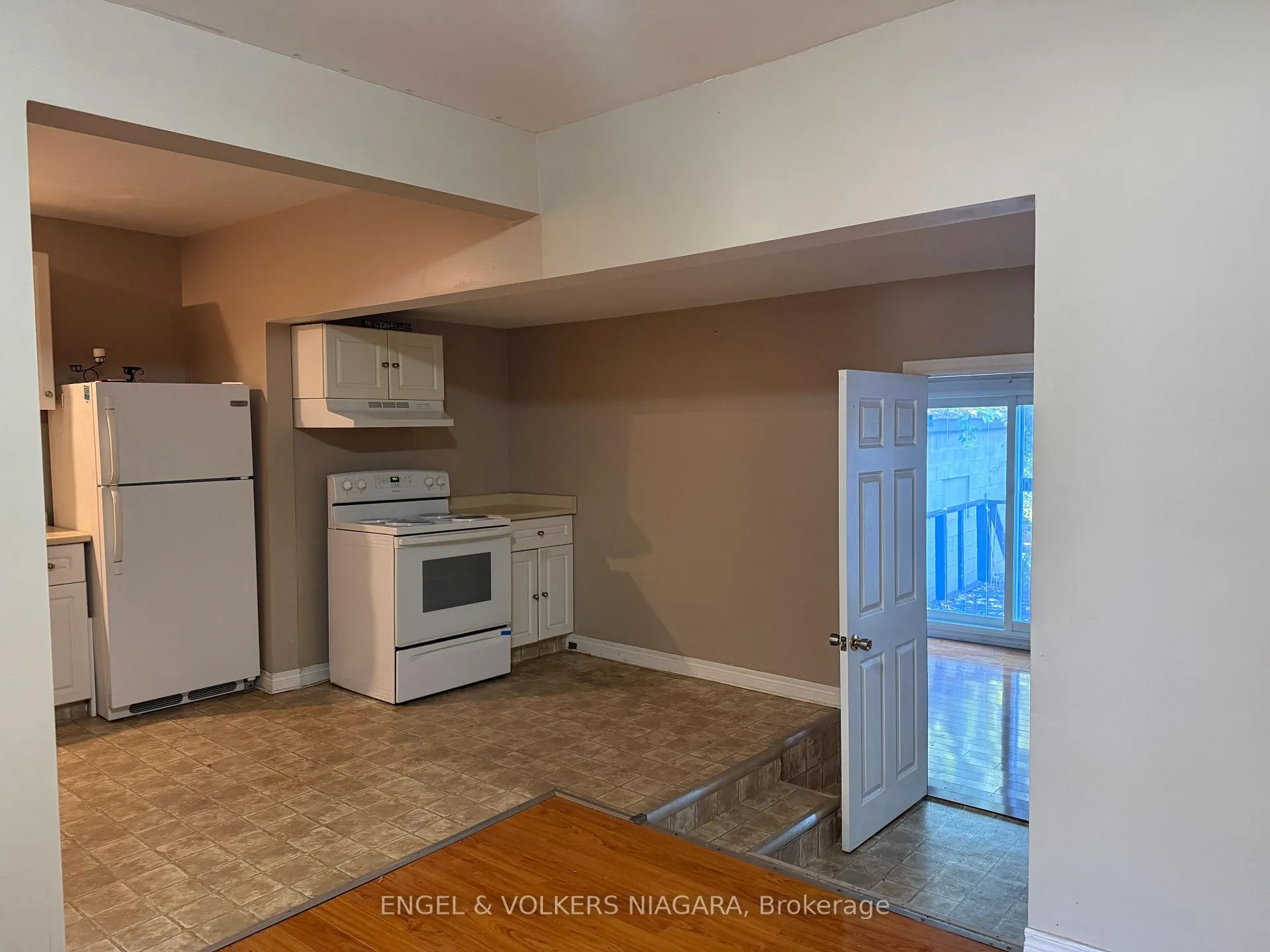 Photo 3 of Unit Main Floor, 5006 Willmott Street, Niagara Falls, Cherrywood — HOMEH
