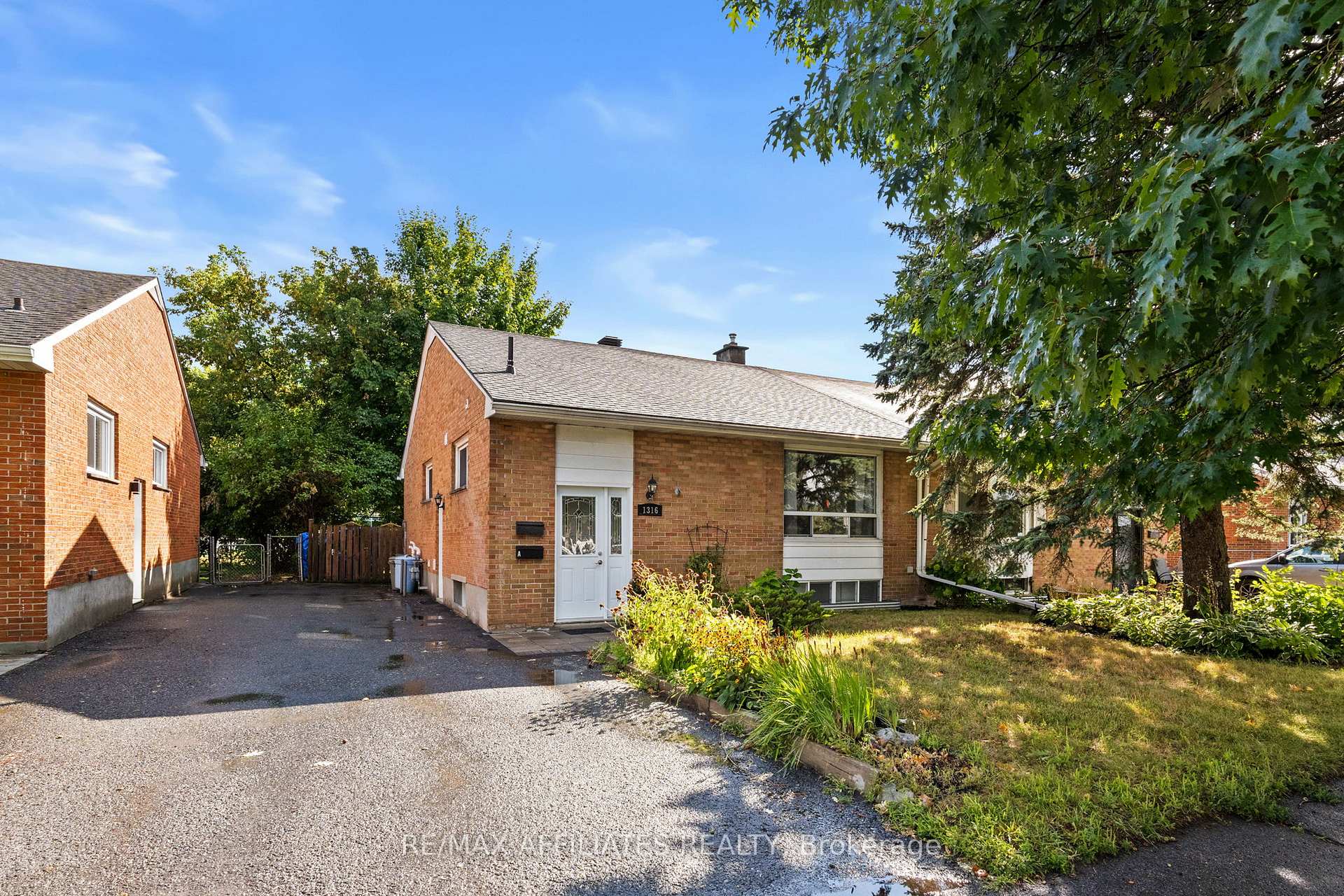 Photo 3 of 1316 Bloomsbury Crescent, Ottawa, Parkway Park — HOMEH