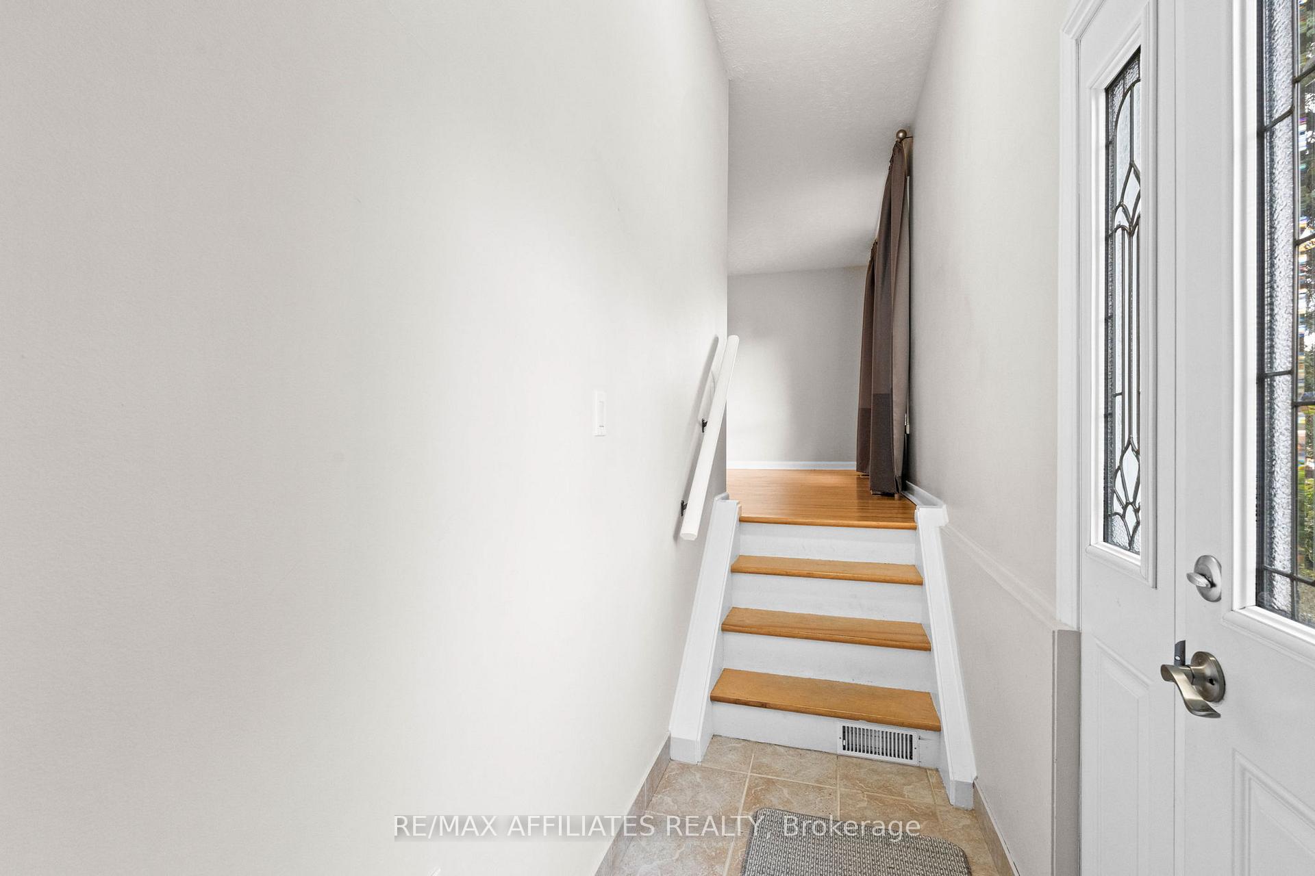 Photo 5 of 1316 Bloomsbury Crescent, Ottawa, Parkway Park — HOMEH