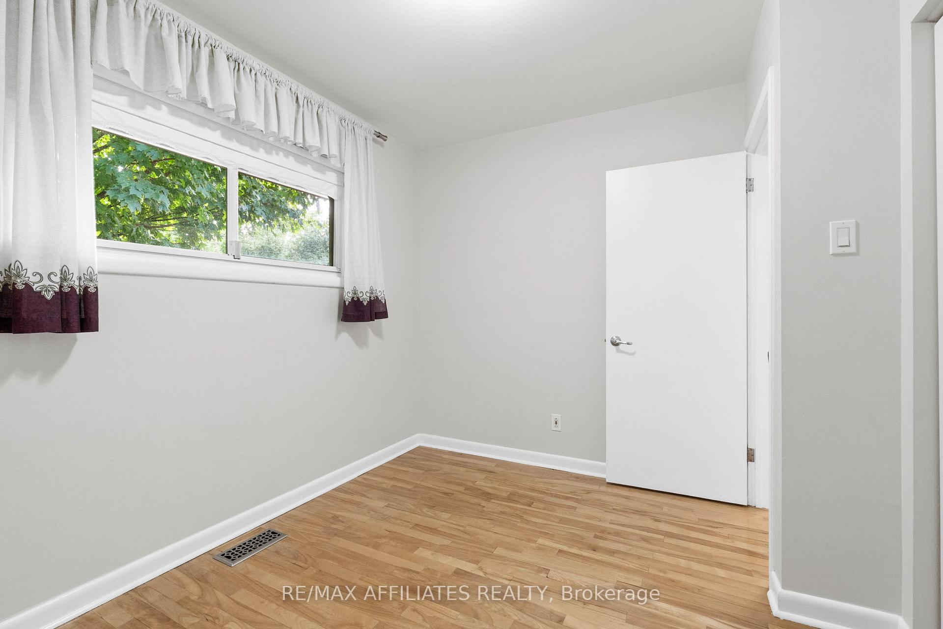 Photo 23 of 1316 Bloomsbury Crescent, Ottawa, Parkway Park — HOMEH