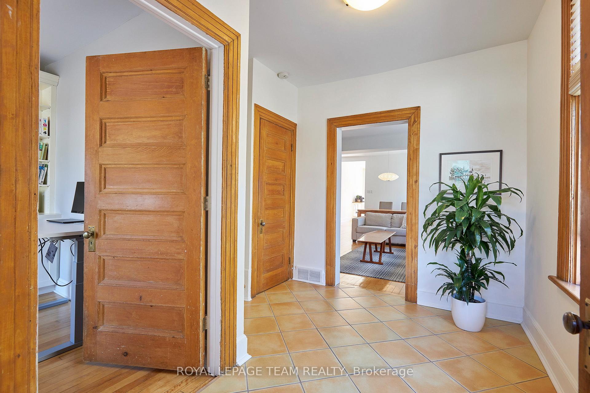 Photo 3 of 136 Keefer Street, Ottawa, New Edinburgh — HOMEH