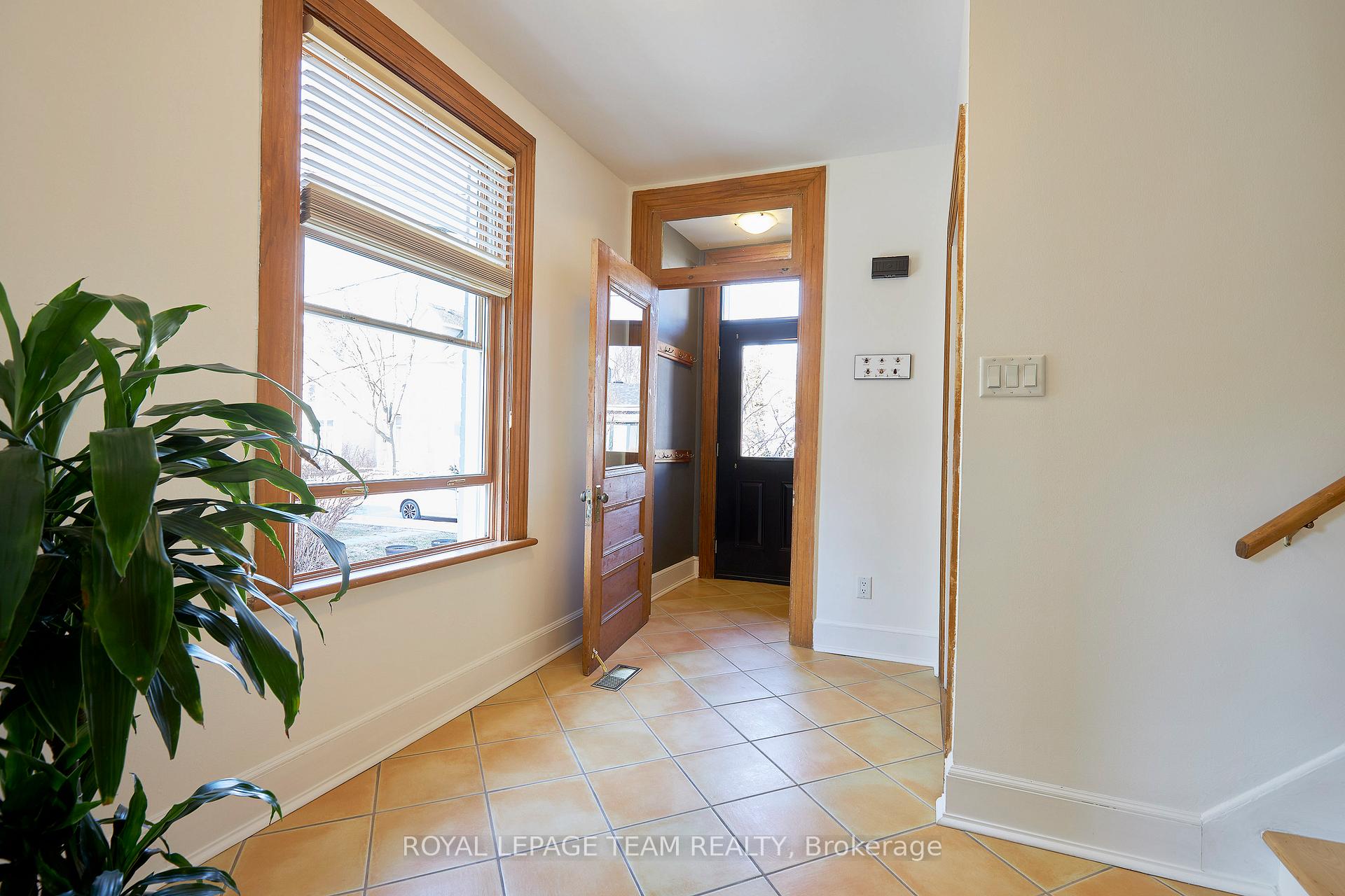 Photo 4 of 136 Keefer Street, Ottawa, New Edinburgh — HOMEH