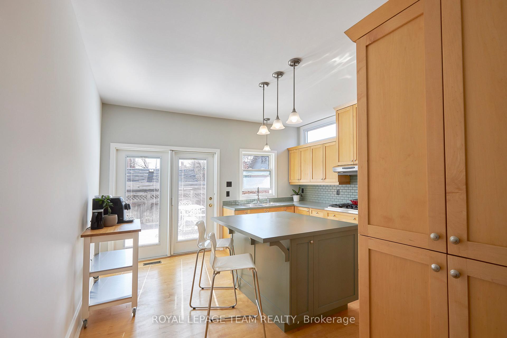 Photo 11 of 136 Keefer Street, Ottawa, New Edinburgh — HOMEH