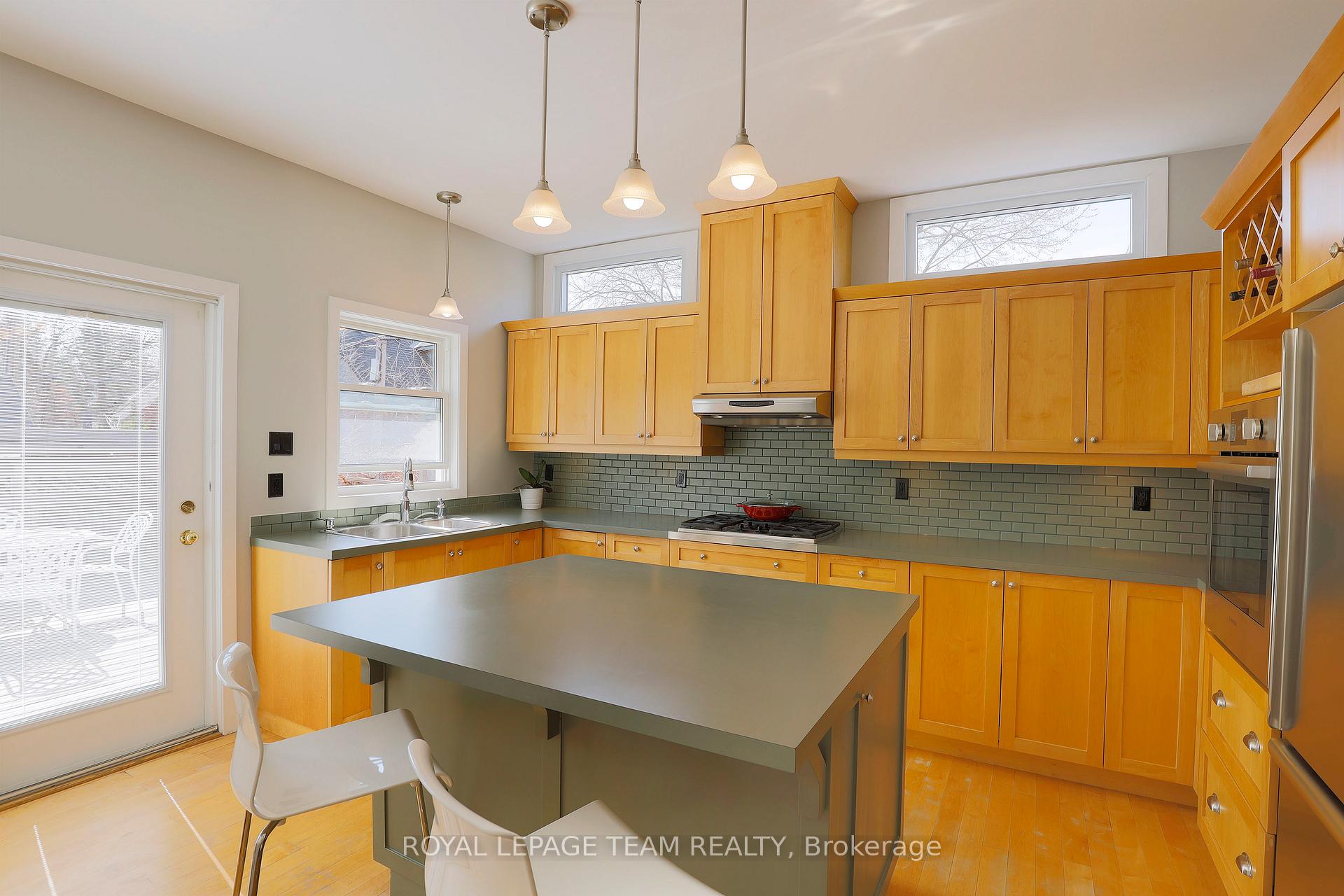 Photo 12 of 136 Keefer Street, Ottawa, New Edinburgh — HOMEH