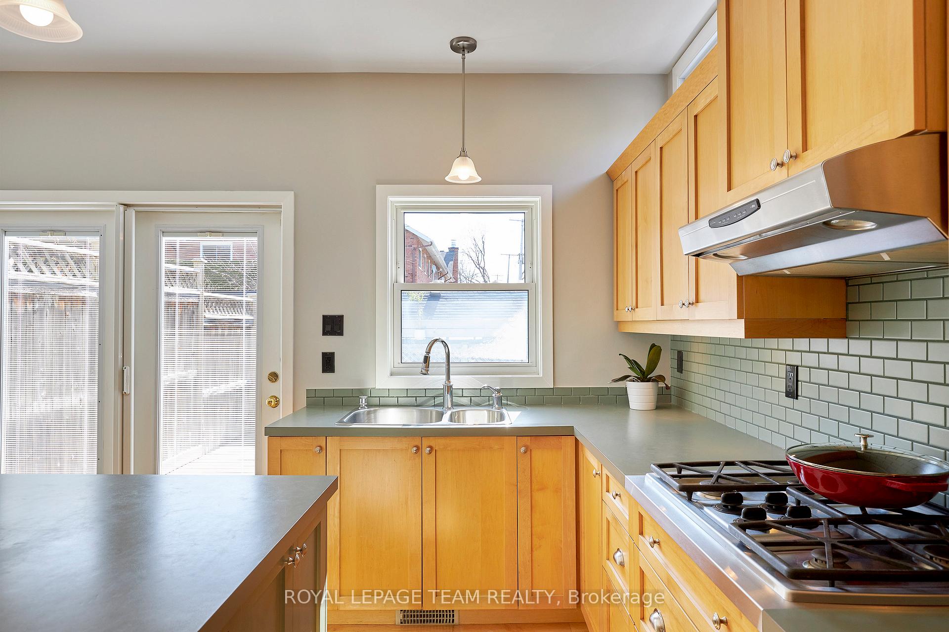 Photo 15 of 136 Keefer Street, Ottawa, New Edinburgh — HOMEH