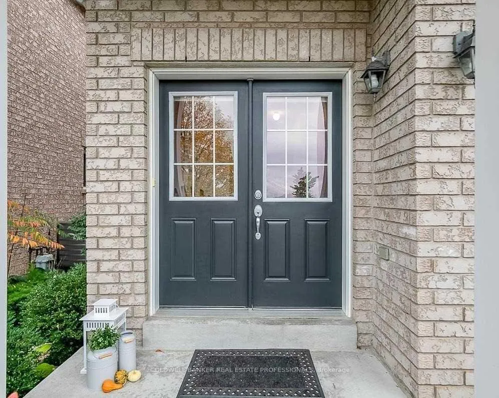 Photo 2 of 137 Four Seasons Crescent, Newmarket, Woodland Hill — HOMEH