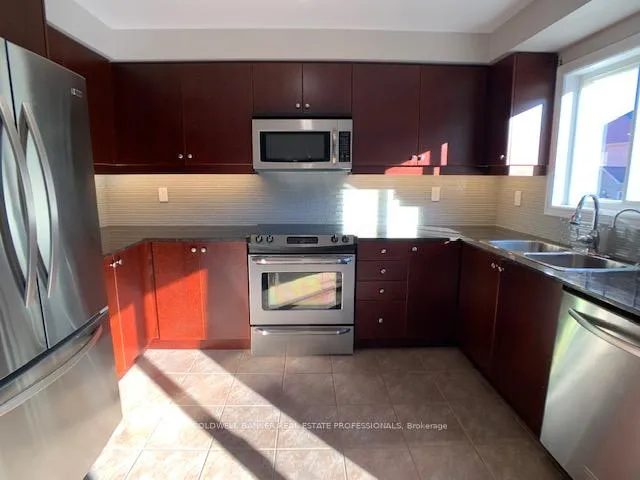 Photo 8 of 137 Four Seasons Crescent, Newmarket, Woodland Hill — HOMEH