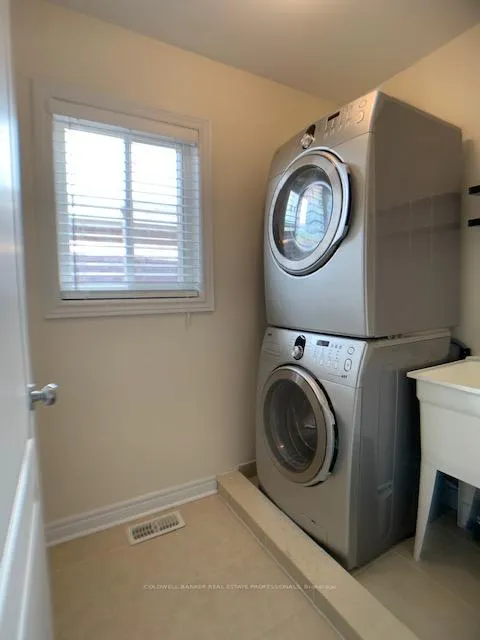 Photo 10 of 137 Four Seasons Crescent, Newmarket, Woodland Hill — HOMEH