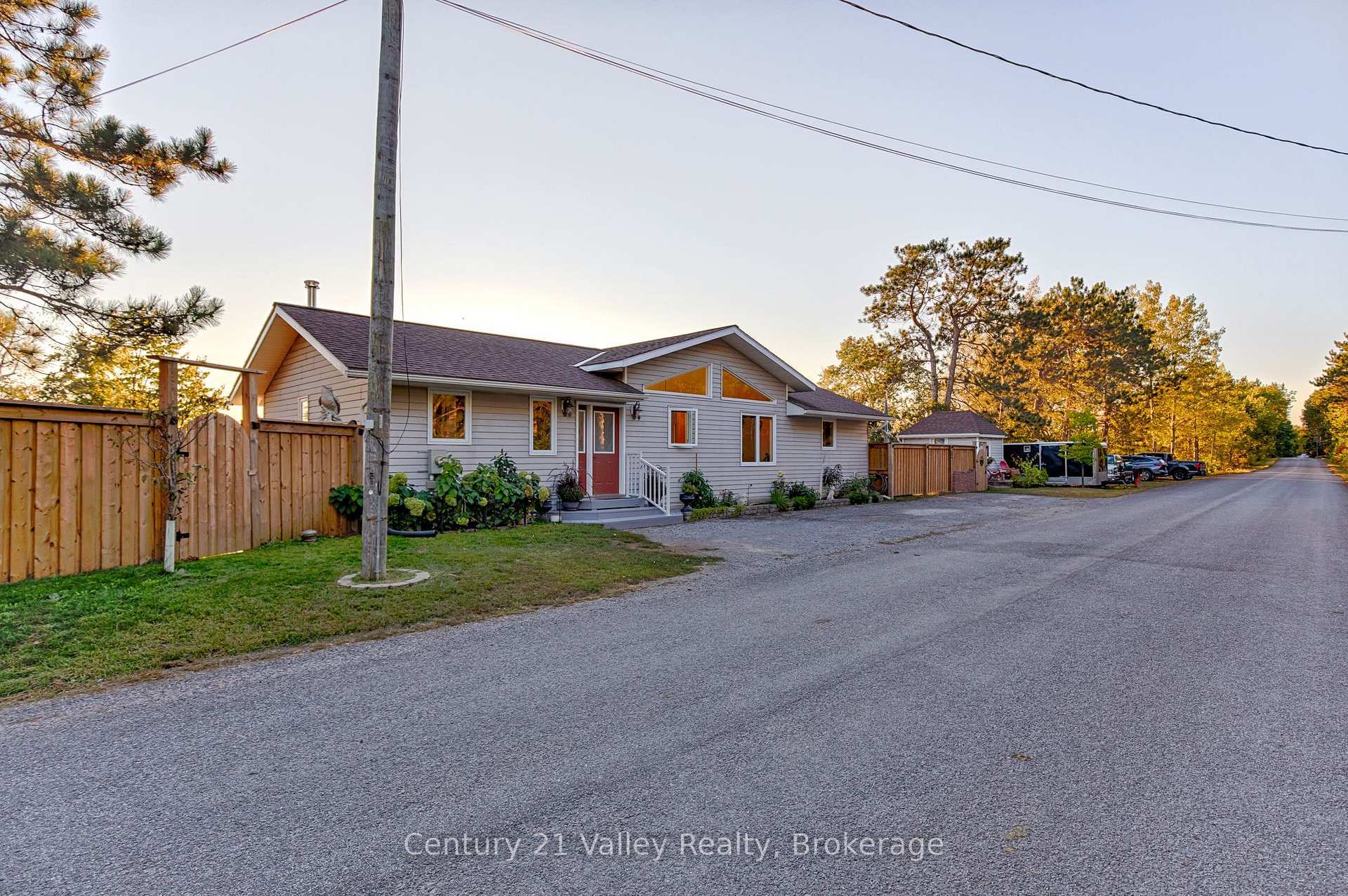 Photo 5 of 563 Island View Drive, North Algona Wilberforce, North Algona/Wilberforce Twp — HOMEH