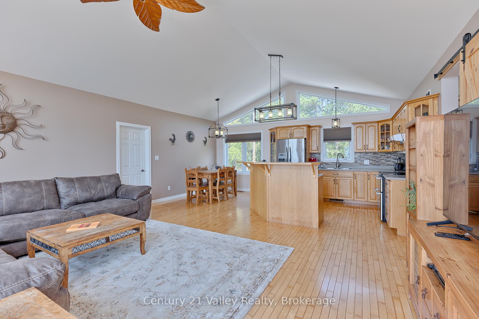 Photo 9 of 563 Island View Drive, North Algona Wilberforce, North Algona/Wilberforce Twp — HOMEH