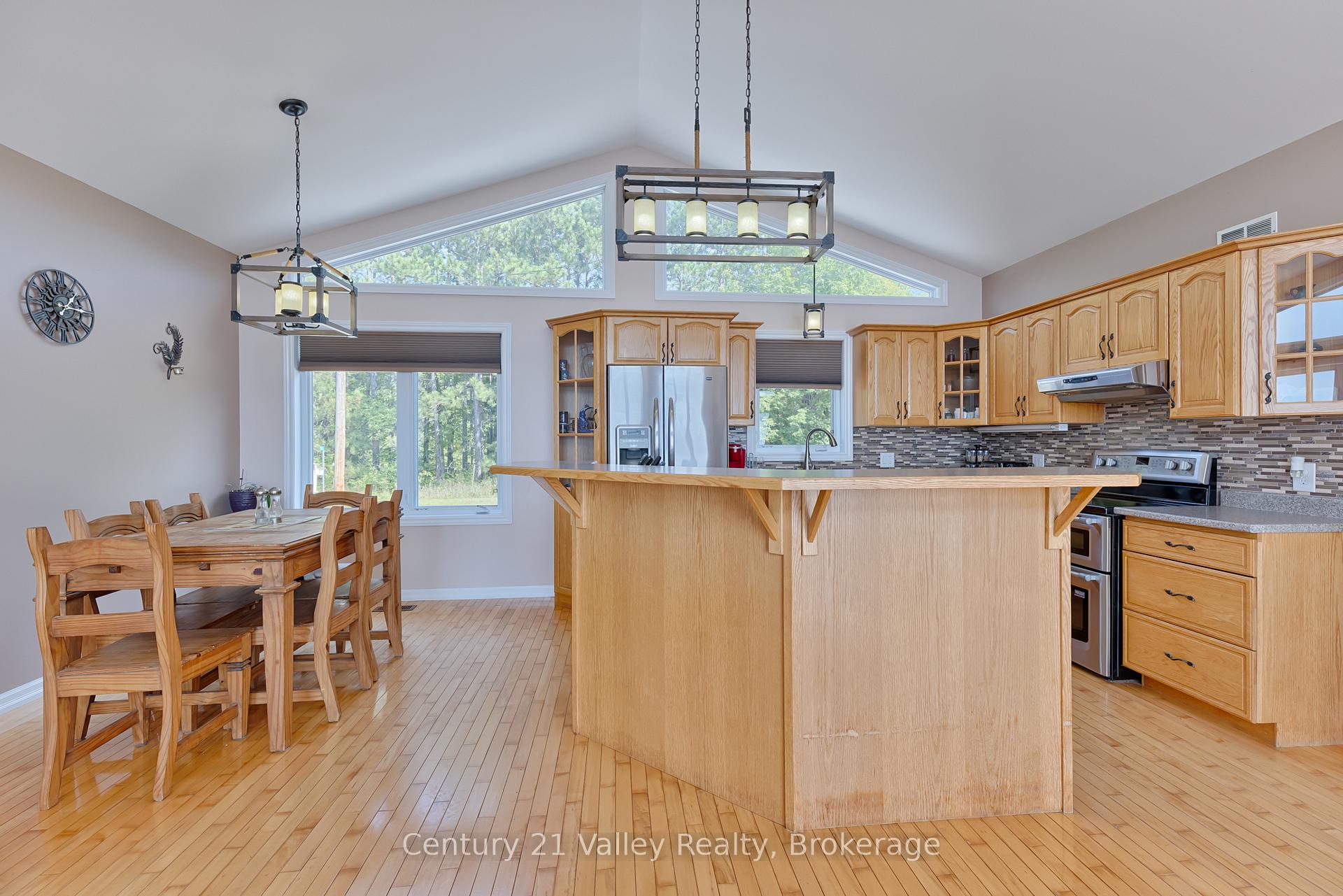Photo 10 of 563 Island View Drive, North Algona Wilberforce, North Algona/Wilberforce Twp — HOMEH