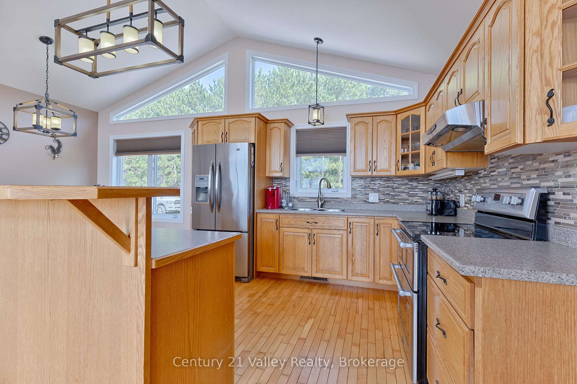 Photo 13 of 563 Island View Drive, North Algona Wilberforce, North Algona/Wilberforce Twp — HOMEH