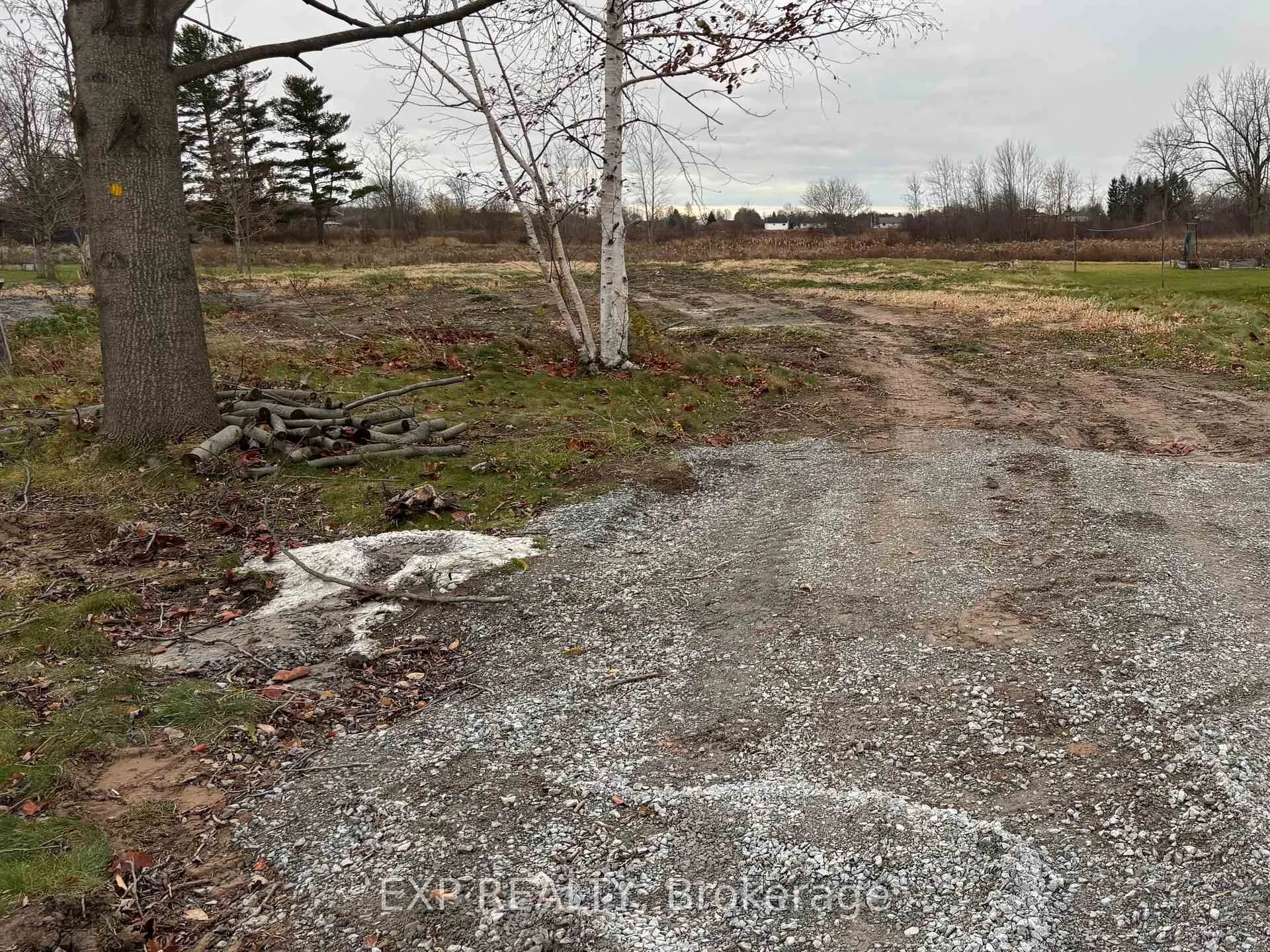 Photo 2 of 717 Quaker Road, Pelham, Fonthill — HOMEH
