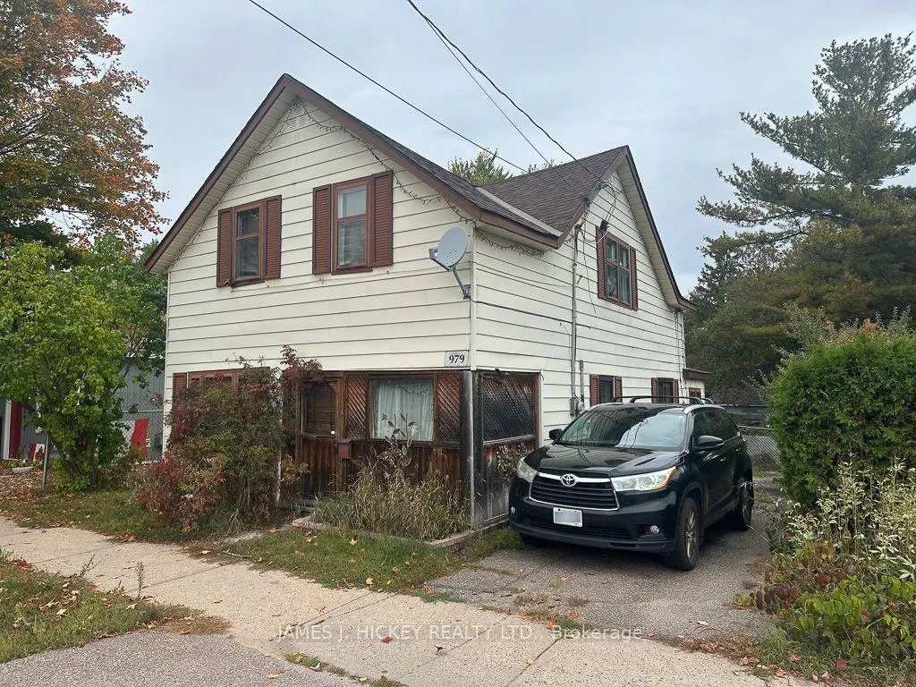 Front of 979 Lea Street