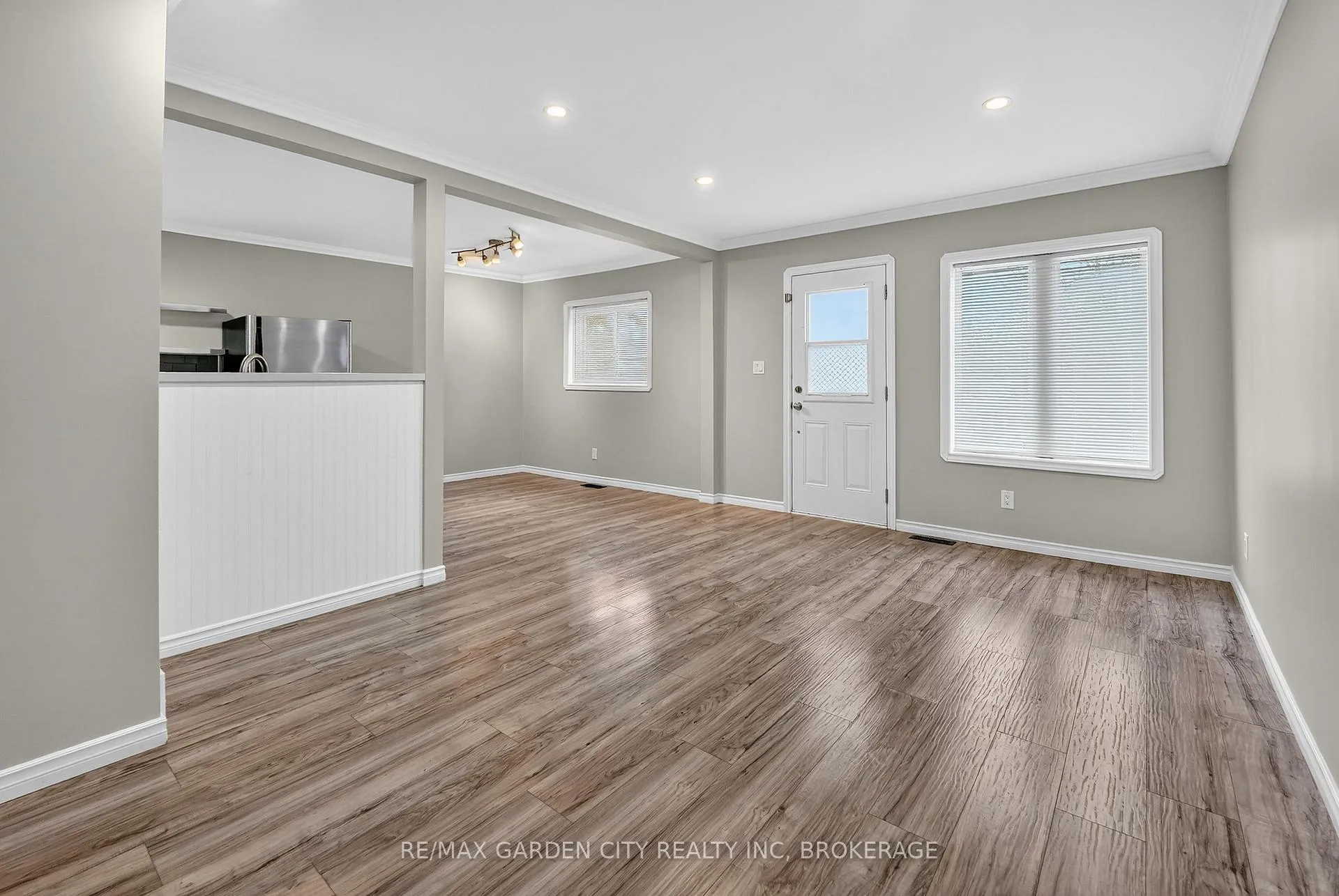 Photo 2 of 210 Wright Street, Welland, Lincoln/Crowland — HOMEH