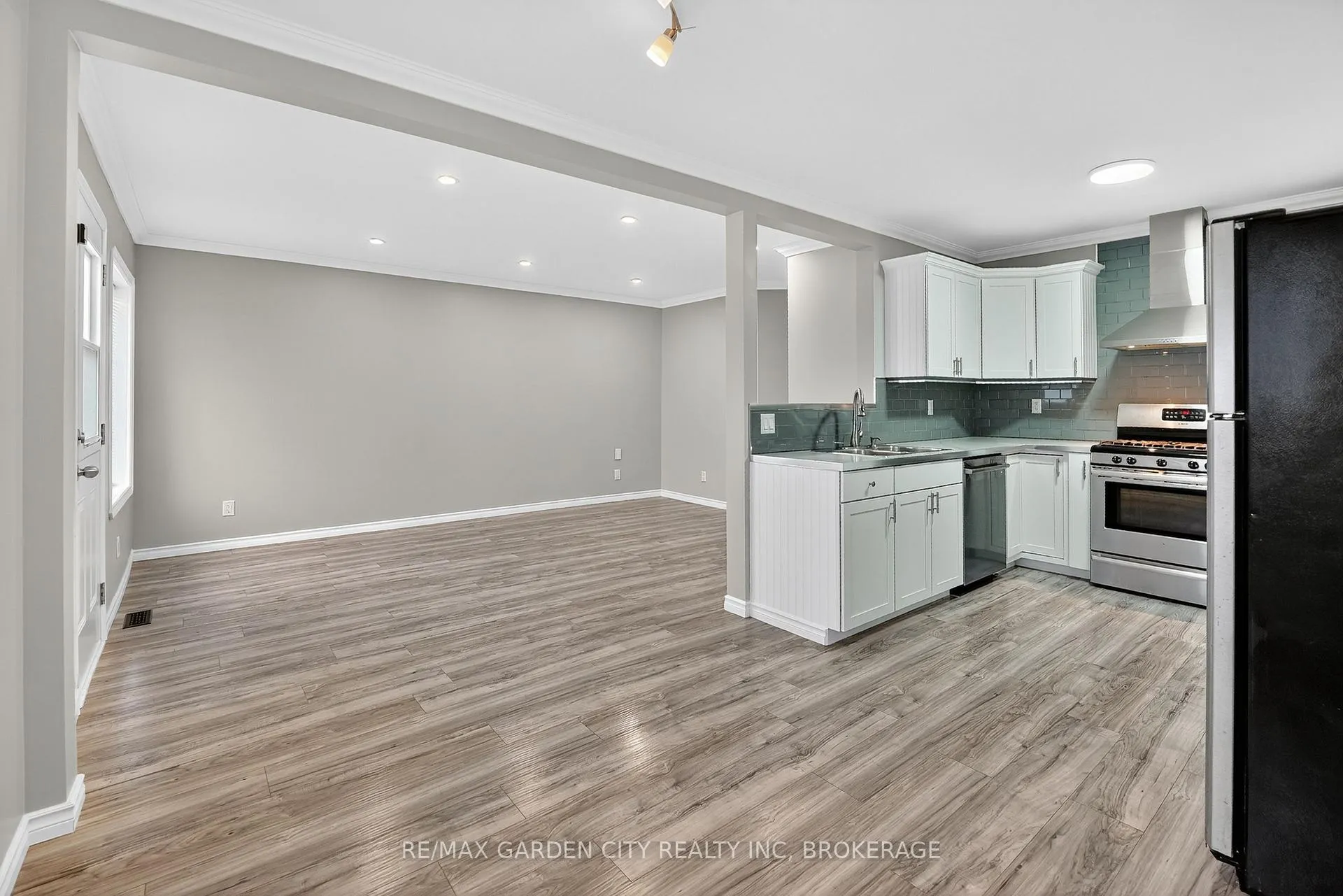 Photo 3 of 210 Wright Street, Welland, Lincoln/Crowland — HOMEH